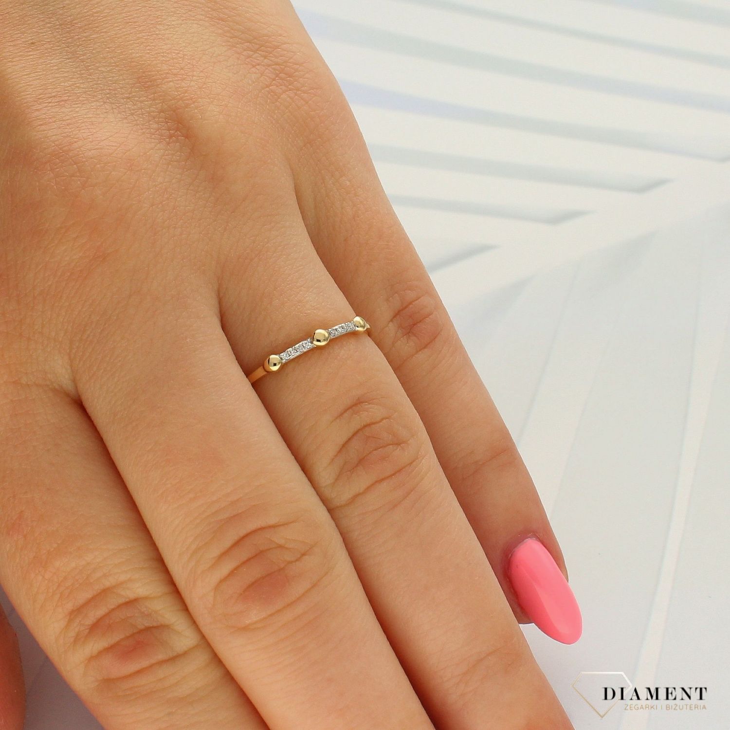 pierscionek złoty 585 z diamentami, pierscionek zareczynowy nowoczesny, minimalny styl.jpg