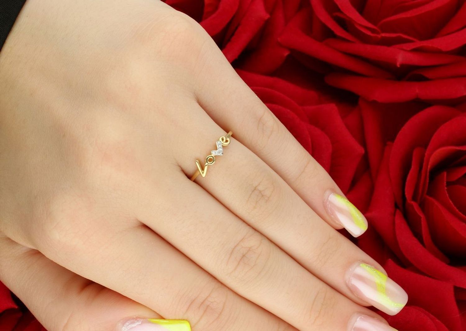 Złoty pierścionek LOVE z diamentami  Żółte złoto 585  R60120  Rozmiar 11.jpg