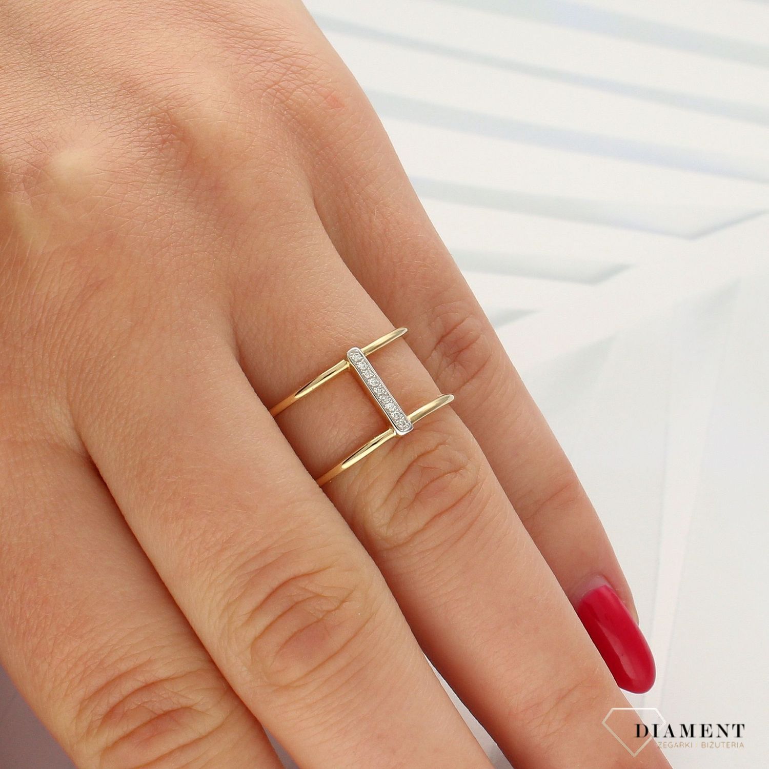 Pierścionek złoty DIAMENT żółte złoto, szeroka obrączka, diamenty. Pierścionki zaręczynowe. Piękny pierścionek ozdobiony brylantami. R63847.jpg