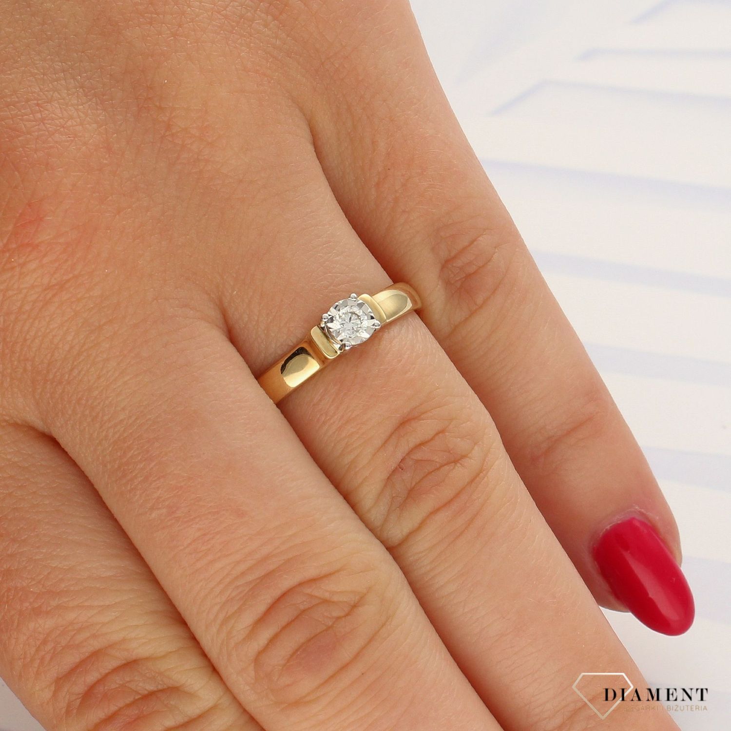 pierscionek-zloty-zareczynowy-z-diamentem-Pierścionek złoty DIAMENT 585, diamenty z diamentami 0660072241 wykonany ze złota próby 585. Pierścionek z jednym diamentem wielkości 0,14 ct, czystoś.jpg