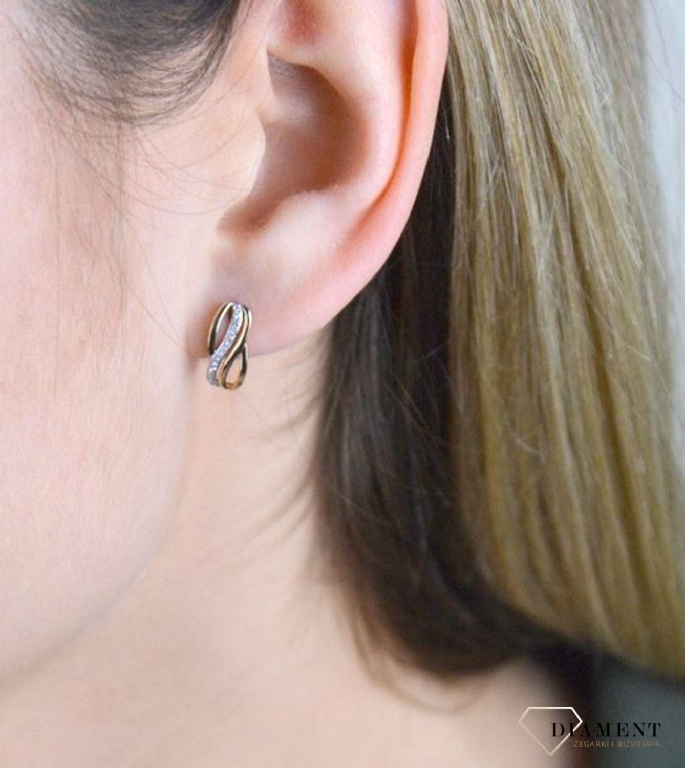 Złote kolczyki damskie DIAMENT, diamenty marki Aren'art 0660073071.Przepiękne kolczyki złote z brylantami. Klasyka w najlepszym wydaniu. Złoto i brylanty to wyjątkowe połączenie, które kobiety wprost uwielbiają.jpg