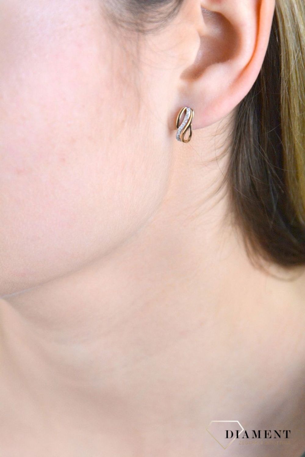 Złote kolczyki damskie DIAMENT, diamenty marki Aren'art 0660073071.Przepiękne kolczyki złote z brylantami. Klasyka w najlepszym wydaniu. Złoto i brylanty to wyjątkowe połączenie, które kobiety wprost uwielbiają.jpg