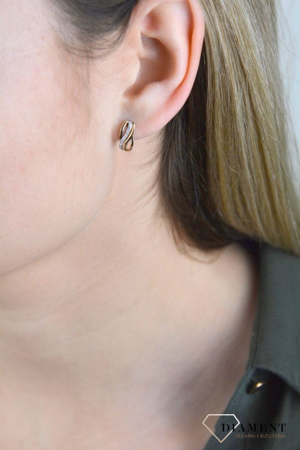 Złote kolczyki damskie DIAMENT, diamenty marki Aren'art 0660073071.Przepiękne kolczyki złote z brylantami. Klasyka w najlepszym wydaniu. Złoto i brylanty to wyjątkowe połączenie, które kobiety wprost uwielbiają.jpg