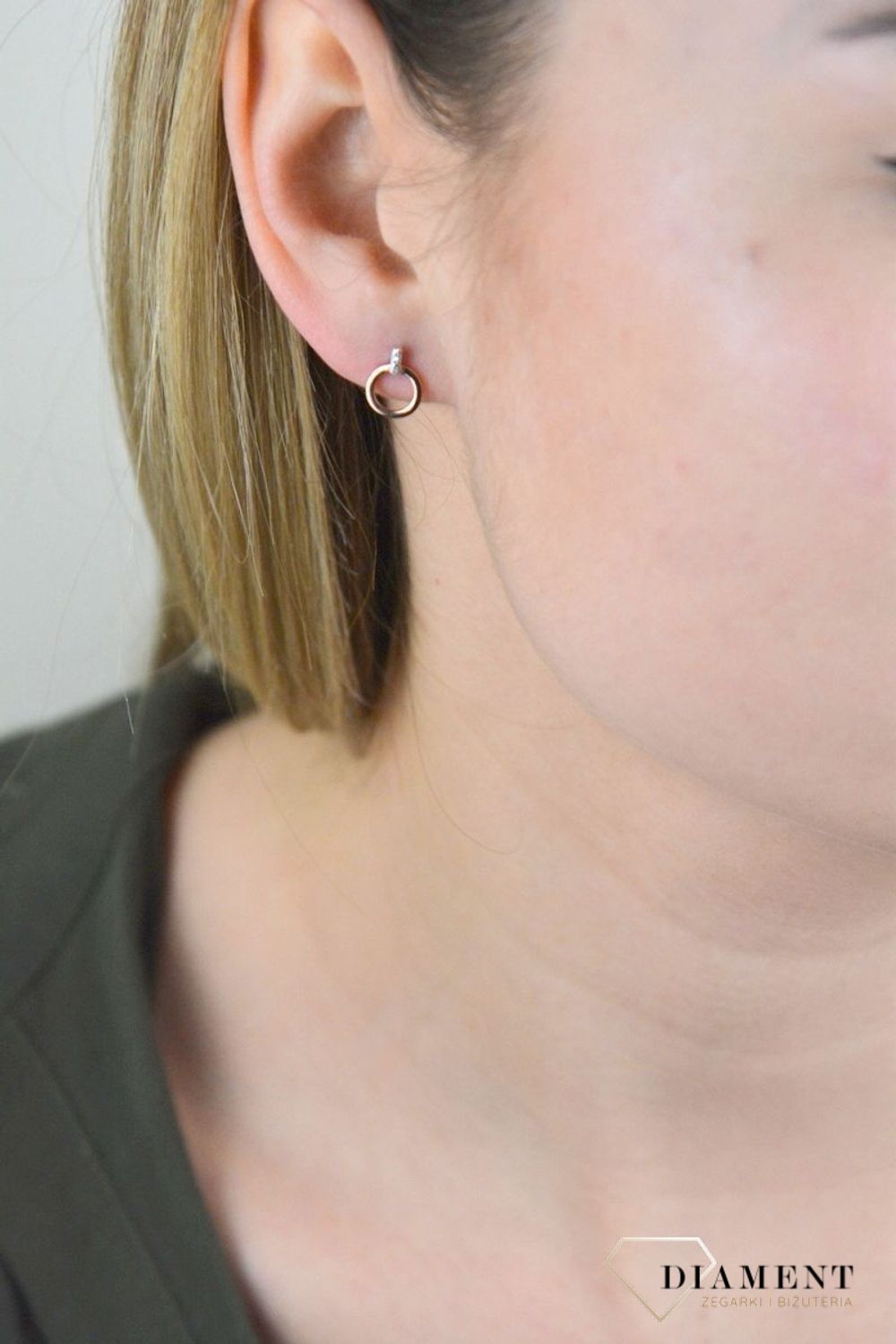 Złote kolczyki damskie różowe złoto DIAMENT, diamenty 0660073485. Przepiękne kolczyki z  różowego złota. Klasyka w najlepszym wydaniu. Złoto i brylanty to wyjątkowe połączenie, które kobiety wprost uwielbiaj (2).jpg