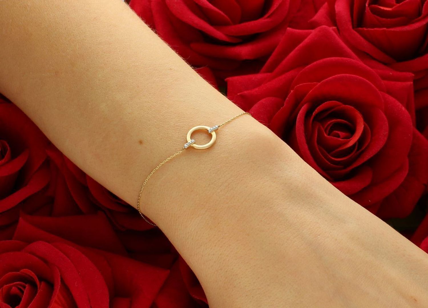 Złota bransoletka 375 kółeczko z brylantami B06421Y Drobne ogniwa złotej bransoletki subtelnie oplatają nadgarstek, ukazując zawieszkę w kształcie gładkiego koła. 1.jpg