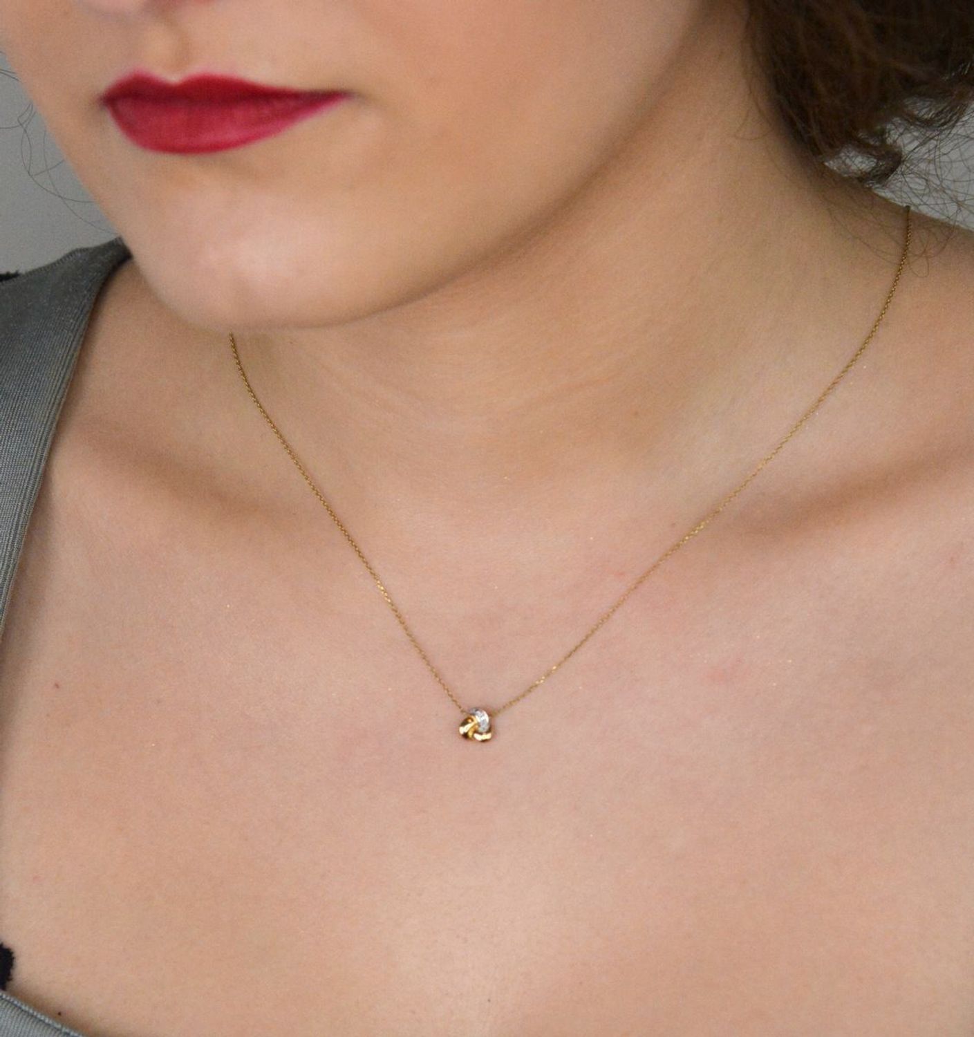 Naszyjnik złoty celebrytka z diamentami pr 375, HP1 0,01ct3 N05647Y  Elegancki i subtelny złoty naszyjnik typu celebrytka, ozdobiony trzema diamentami, to ponadczasowy 1.jpg