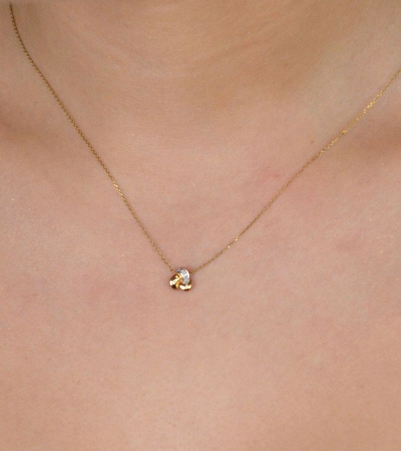 Naszyjnik złoty celebrytka z diamentami pr 375, HP1 0,01ct3 N05647Y  Elegancki i subtelny złoty naszyjnik typu celebrytka, ozdobiony trzema diamentami, to ponadczasowy 1.jpg