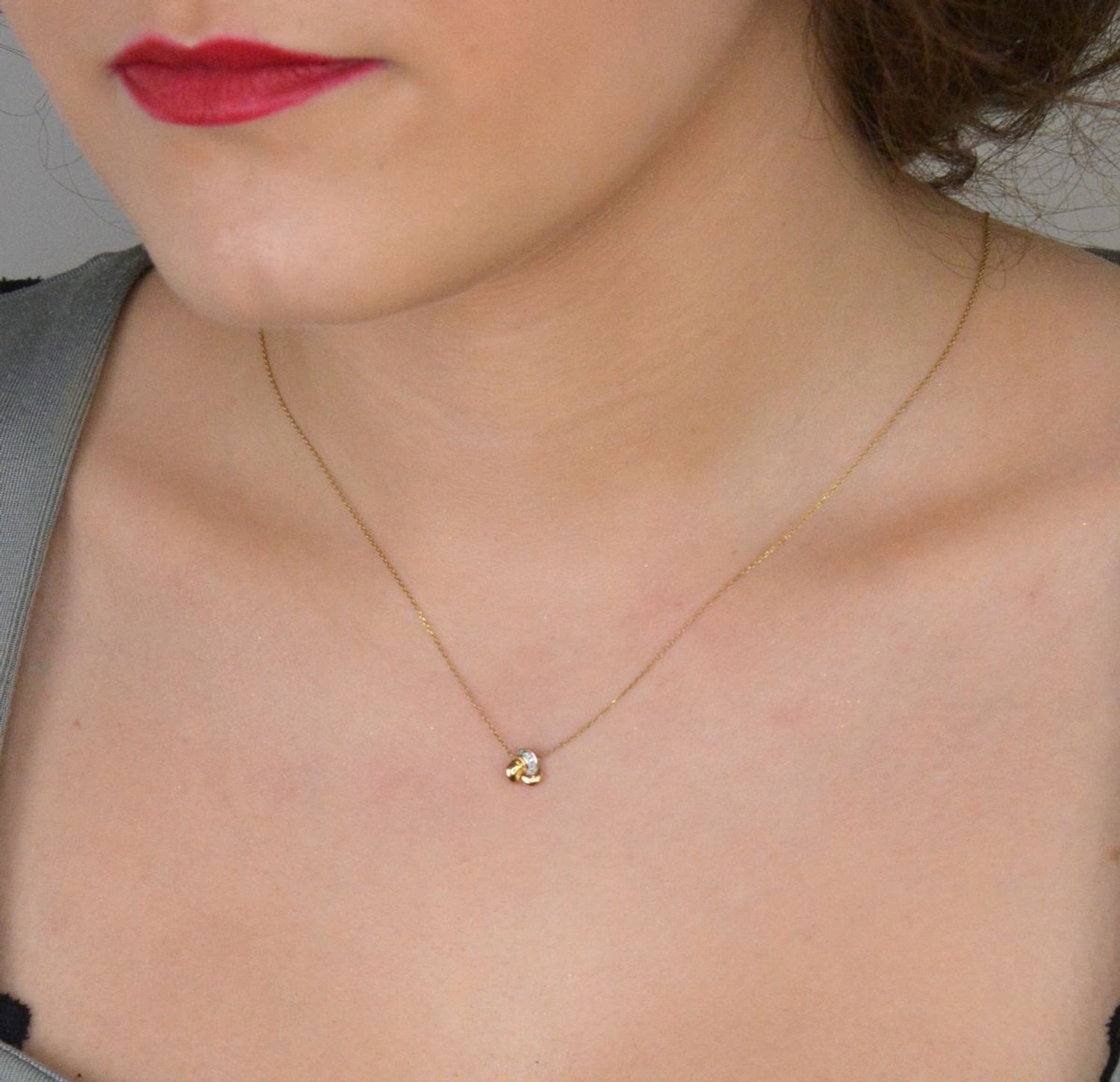 Naszyjnik złoty celebrytka z diamentami pr 375, HP1 0,01ct3 N05647Y  Elegancki i subtelny złoty naszyjnik typu celebrytka, ozdobiony trzema diamentami, to ponadczasowy 1.jpg