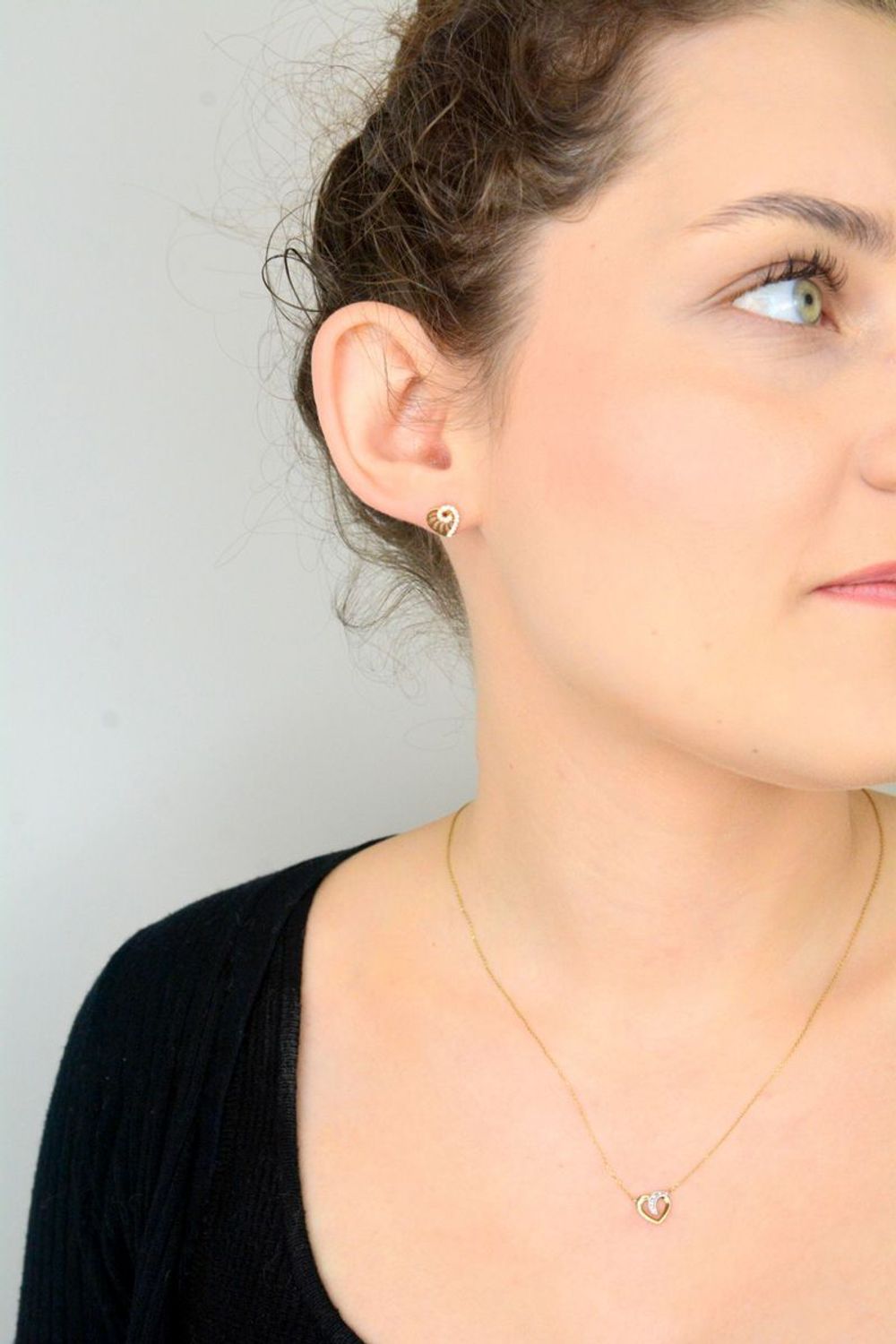 Naszyjnik złote serce 375 z diamentami N05646Y  Elegancki naszyjnik wykonany z najwyższej jakości 9 – karatowego złota wysadzany czterema diamentami o masie 0,01 1.jpg