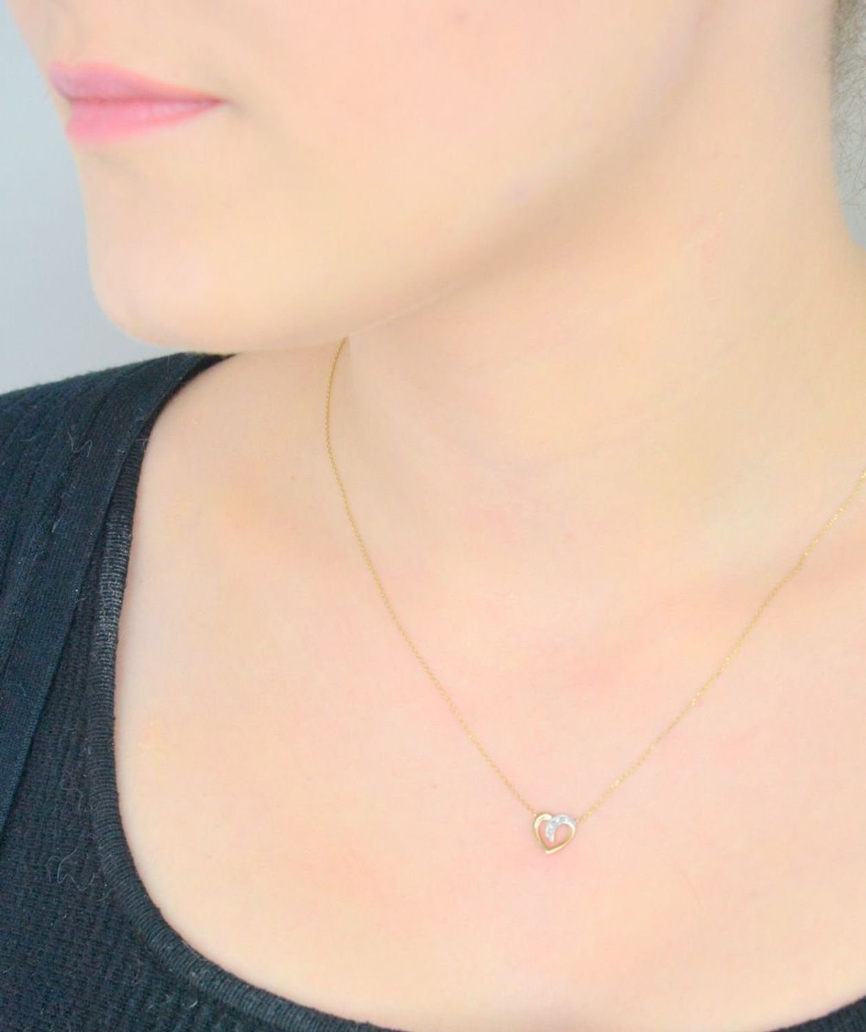 Naszyjnik złote serce 375 z diamentami N05646Y  Elegancki naszyjnik wykonany z najwyższej jakości 9 – karatowego złota wysadzany czterema diamentami o masie 0,01 1.jpg