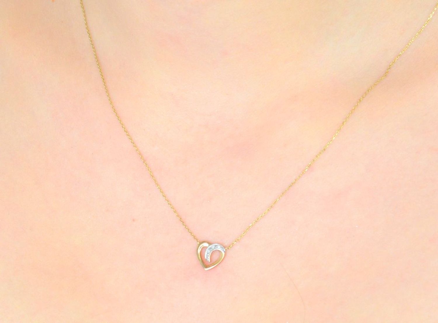 Naszyjnik złote serce 375 z diamentami N05646Y  Elegancki naszyjnik wykonany z najwyższej jakości 9 – karatowego złota wysadzany czterema diamentami o masie 0,01 1.jpg