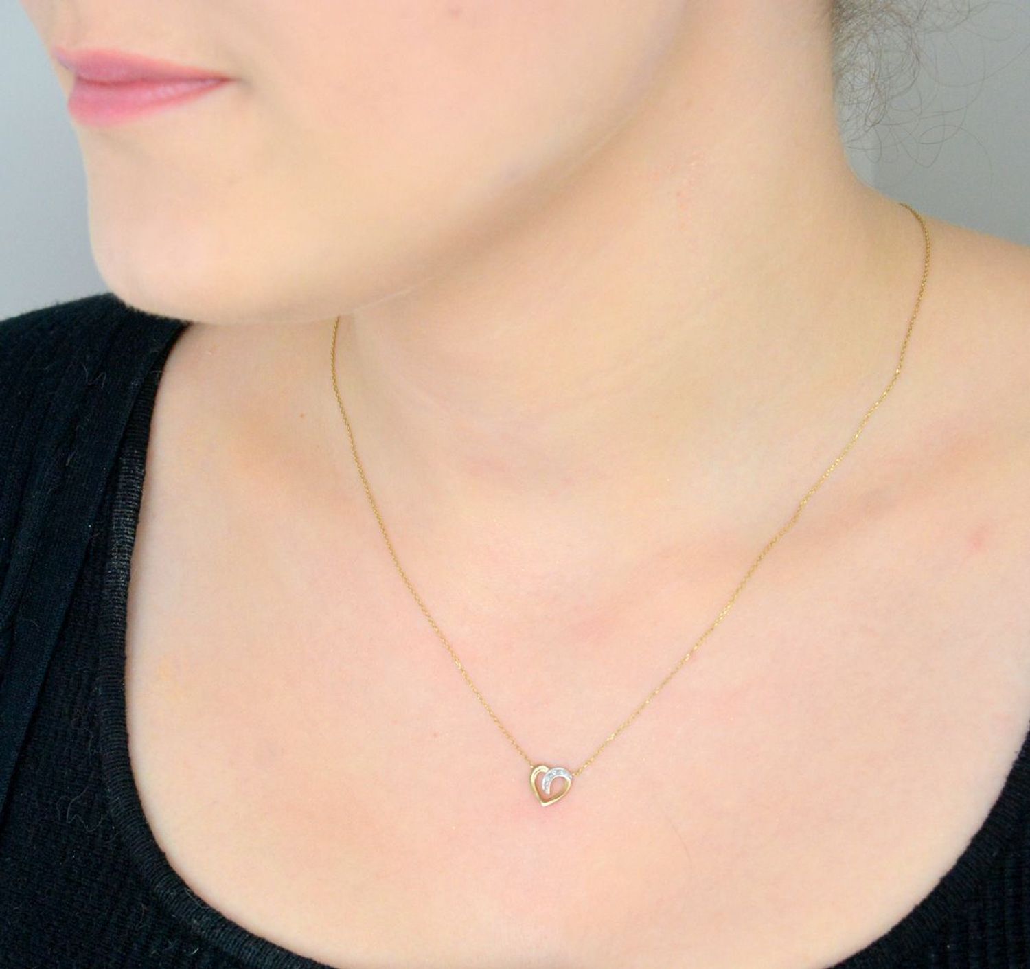 Naszyjnik złote serce 375 z diamentami N05646Y  Elegancki naszyjnik wykonany z najwyższej jakości 9 – karatowego złota wysadzany czterema diamentami o masie 0,01 1.jpg