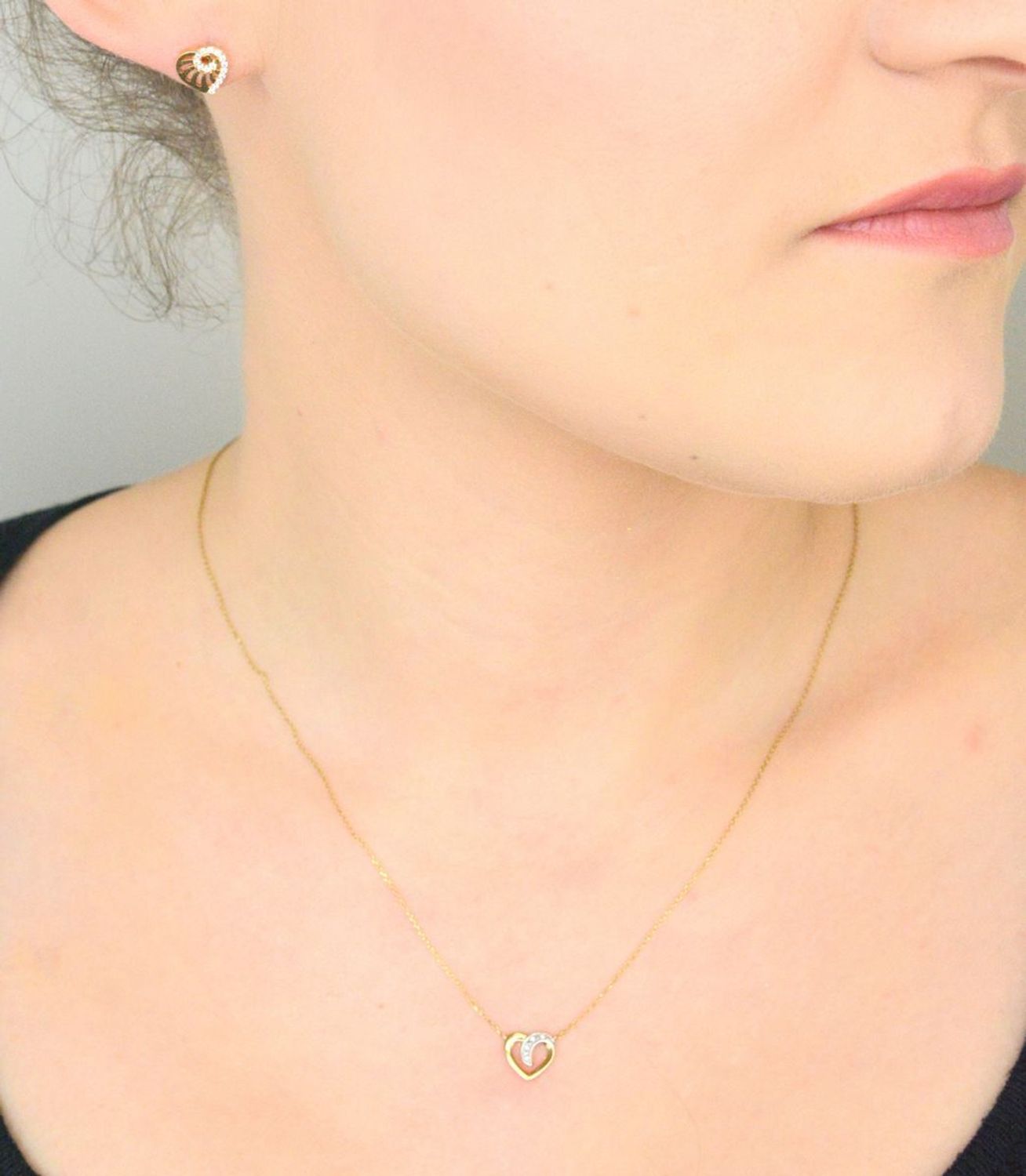 Naszyjnik złote serce 375 z diamentami N05646Y  Elegancki naszyjnik wykonany z najwyższej jakości 9 – karatowego złota wysadzany czterema diamentami o masie 0,01 1.jpg
