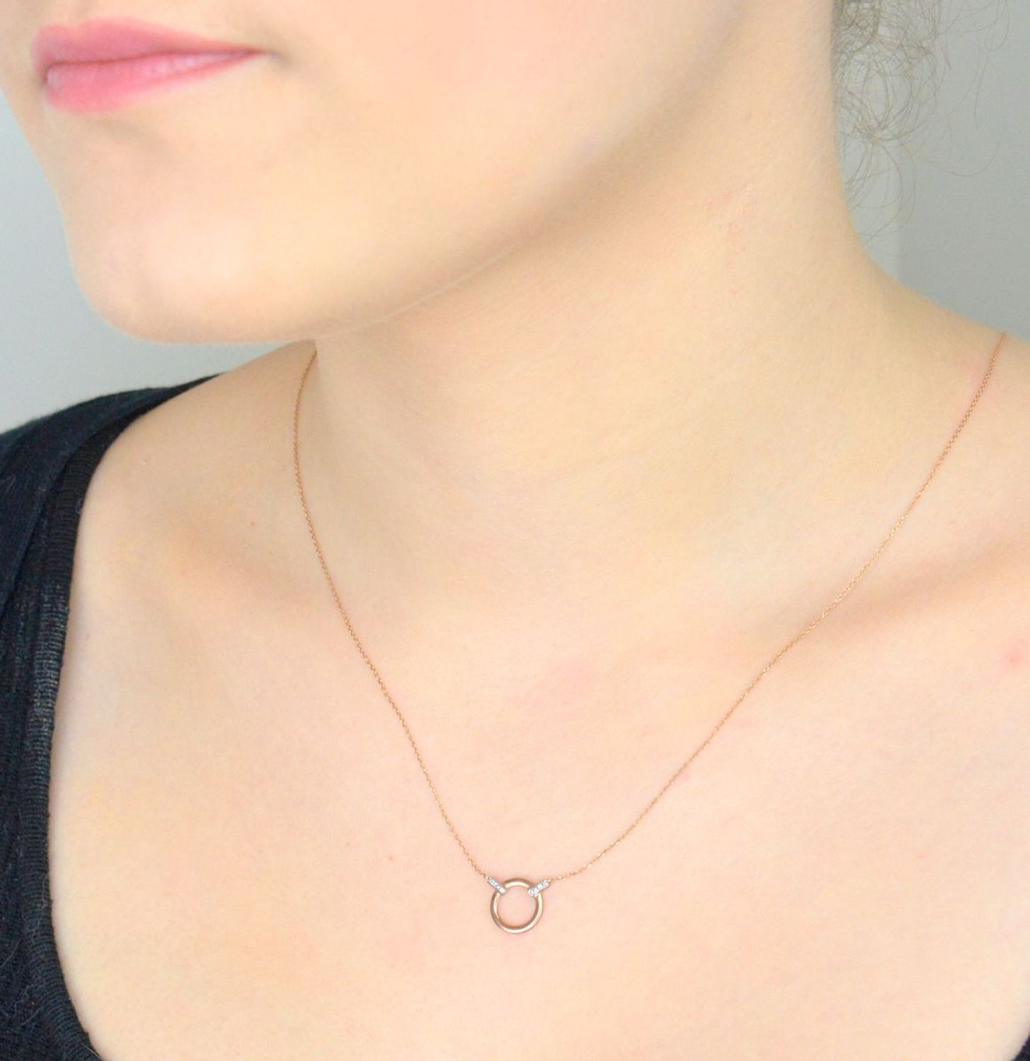 Złoty naszyjnik celebrytka DIAMENT 'kółeczko z diamentem' 375. Wyjątkowo delikatny i prosty w swojej formie złoty naszyjnik wysadzany brylantami. Uniwersalny splot łańcuszka typu ankier.1.jpg