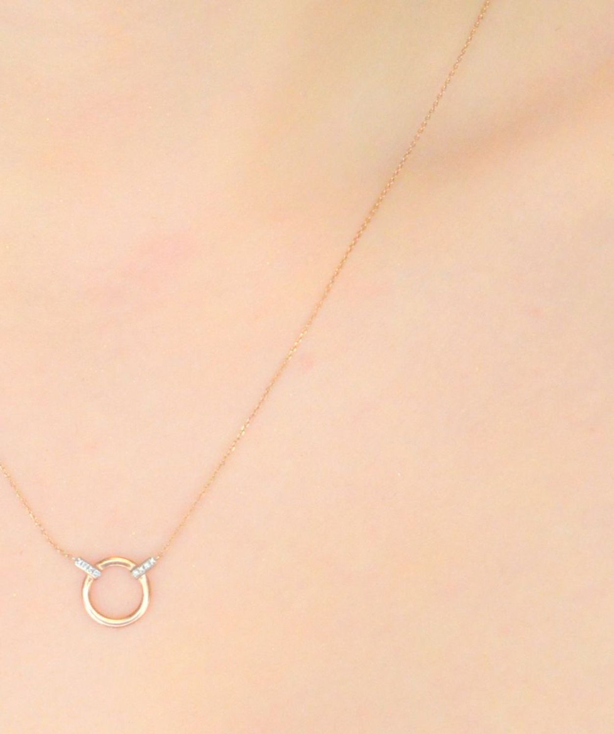 Złoty naszyjnik celebrytka DIAMENT 'kółeczko z diamentem' 375. Wyjątkowo delikatny i prosty w swojej formie złoty naszyjnik wysadzany brylantami. Uniwersalny splot łańcuszka typu ankier.1.jpg