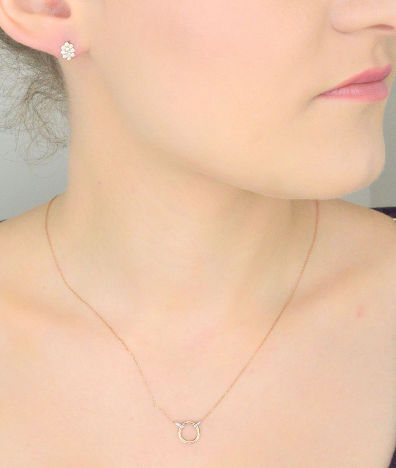 Złoty naszyjnik celebrytka DIAMENT 'kółeczko z diamentem' 375. Wyjątkowo delikatny i prosty w swojej formie złoty naszyjnik wysadzany brylantami. Uniwersalny splot łańcuszka typu ankier.1.jpg