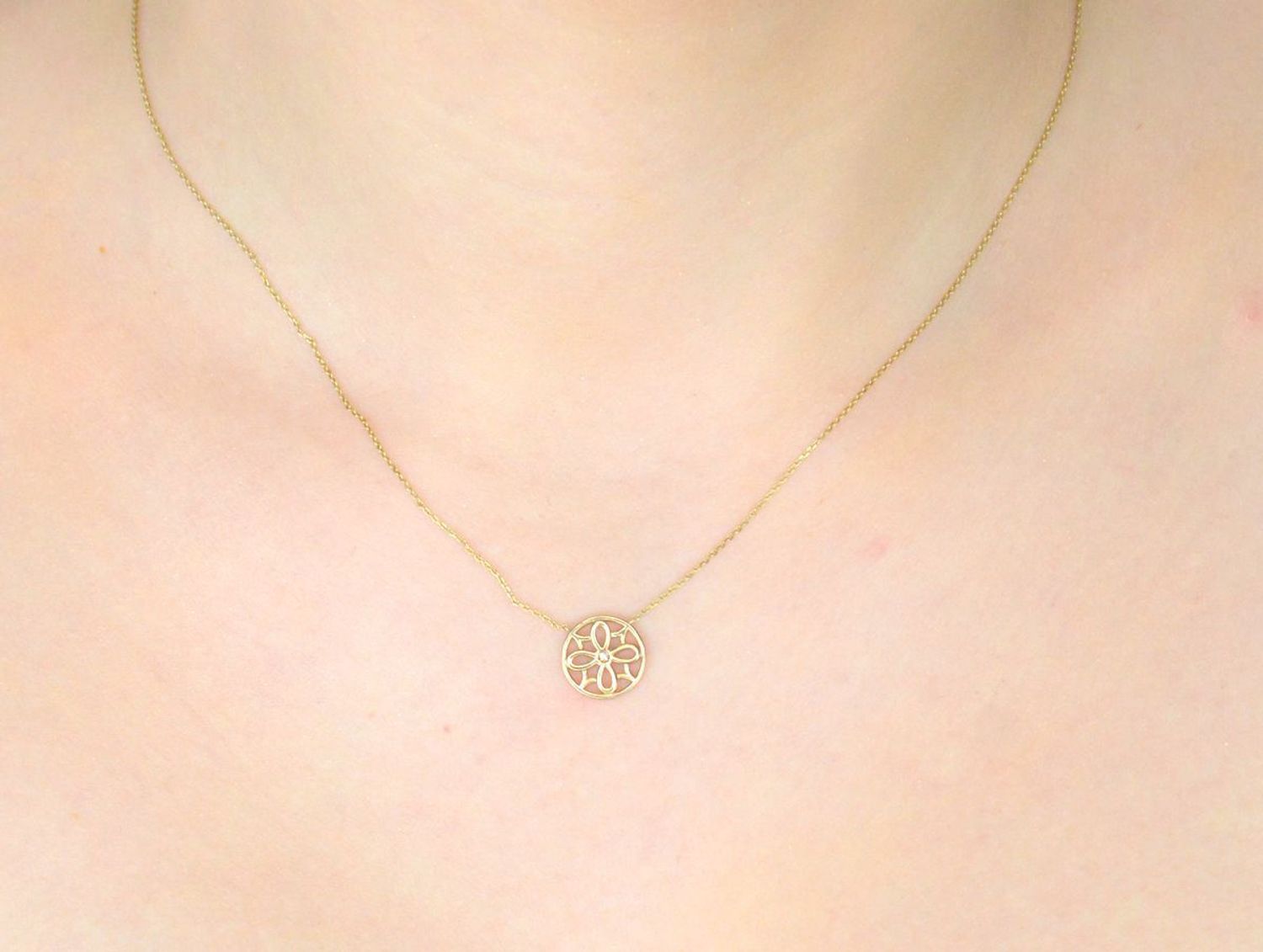 Złoty naszyjnik 375 DIAMENT rozeta 0660073515  wykonany z 9 karatowego złota próby 375. Naszyjnik z jednym brylantem wielkości 0,003 ct, czystości SI oraz barwie H. 1.jpg