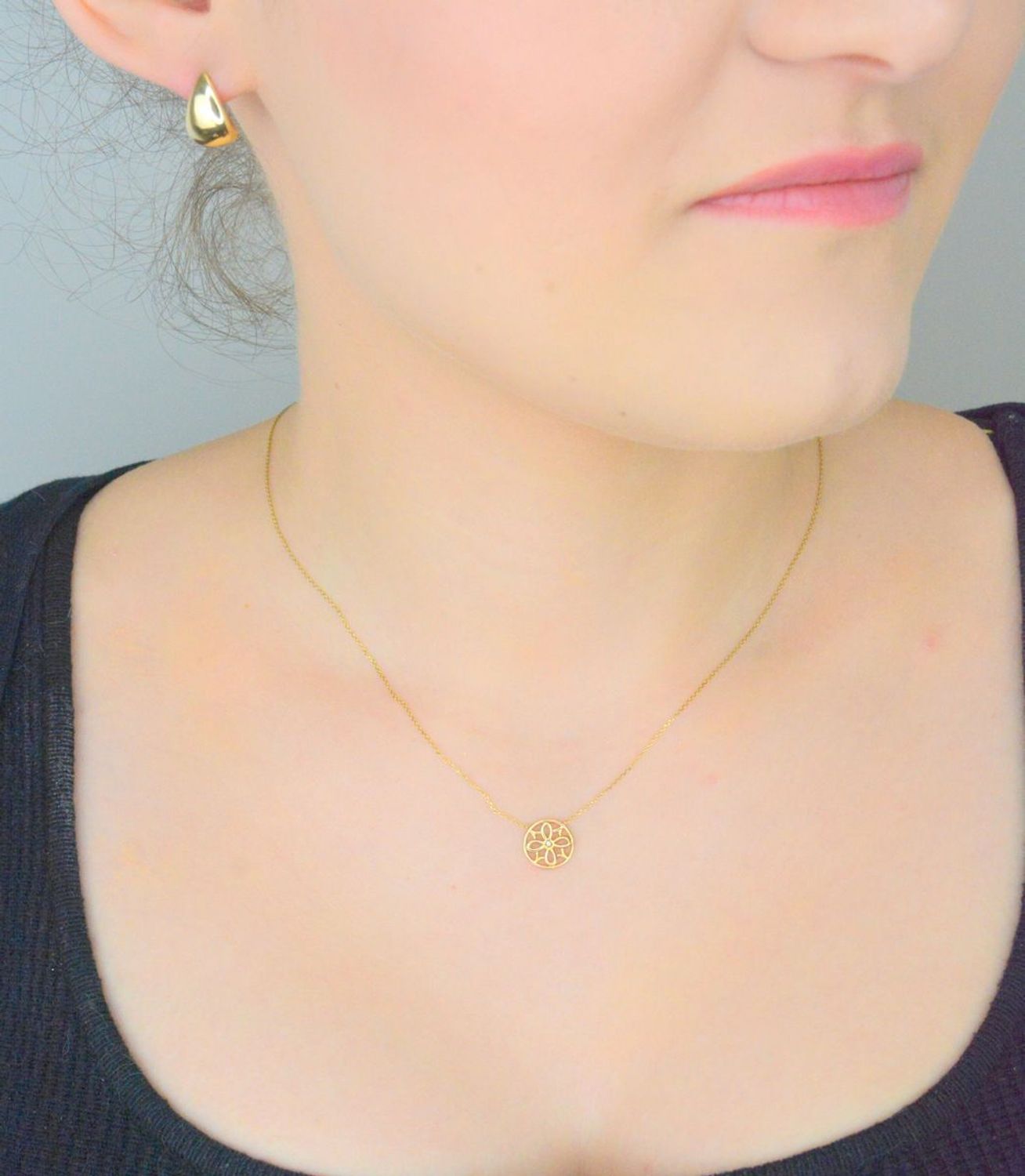 Złoty naszyjnik 375 DIAMENT rozeta 0660073515  wykonany z 9 karatowego złota próby 375. Naszyjnik z jednym brylantem wielkości 0,003 ct, czystości SI oraz barwie H. 1.jpg