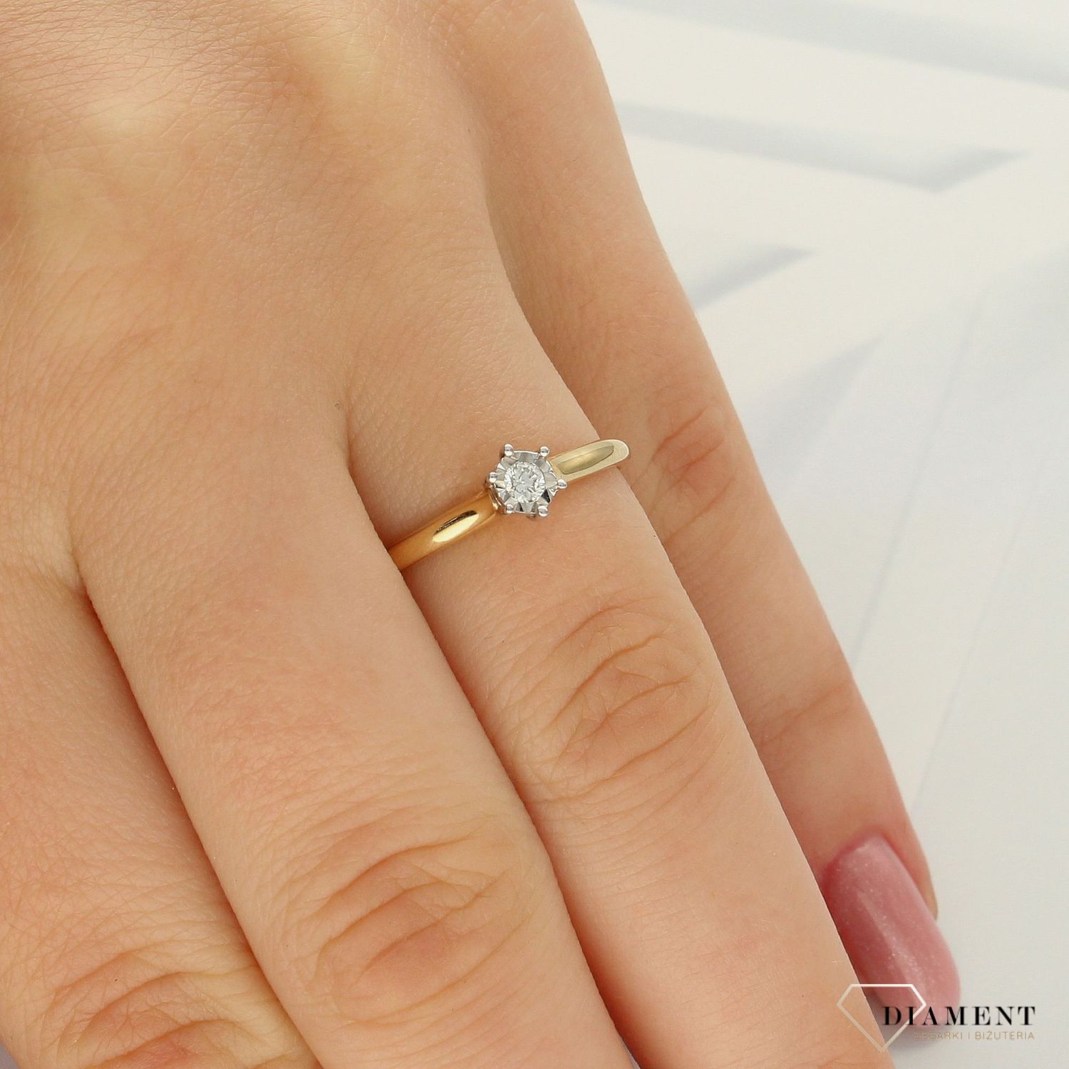 Pierścionek złoty DIAMENT żółte złoto, jeden diament w białym. Pierścionki zaręczynowe. R63454YW.jpg