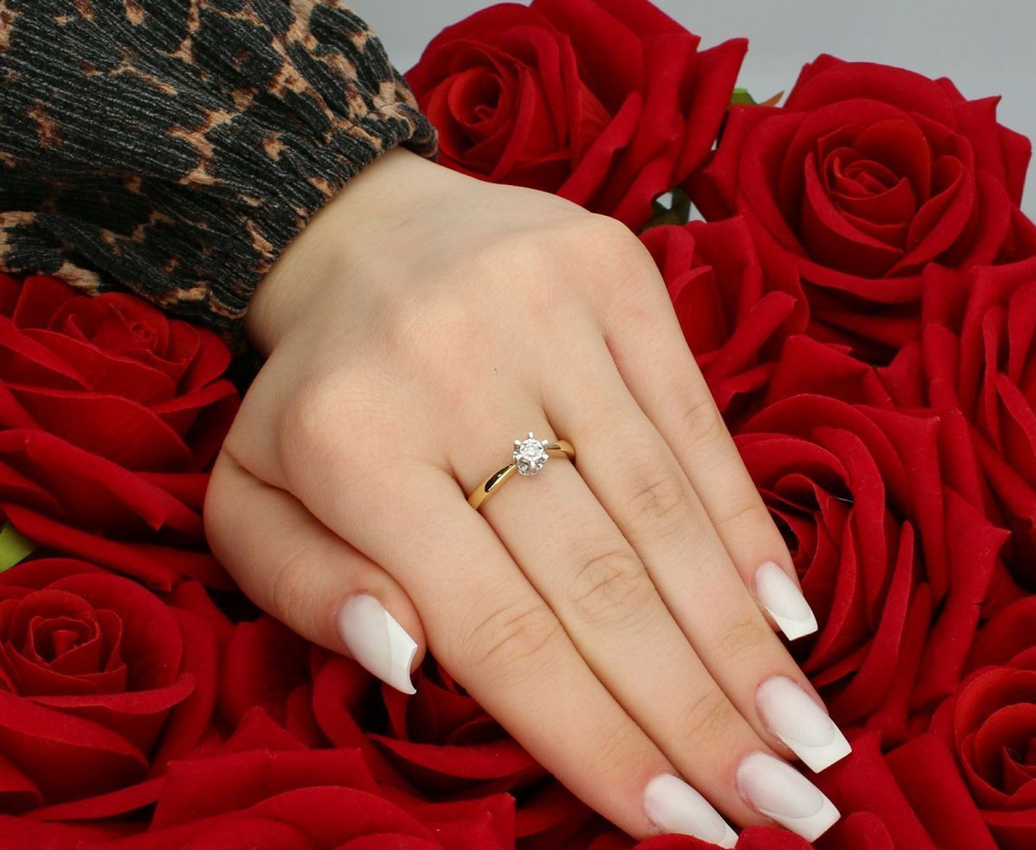 Złoty pierścionek damski 585 z Diamentem.jpg