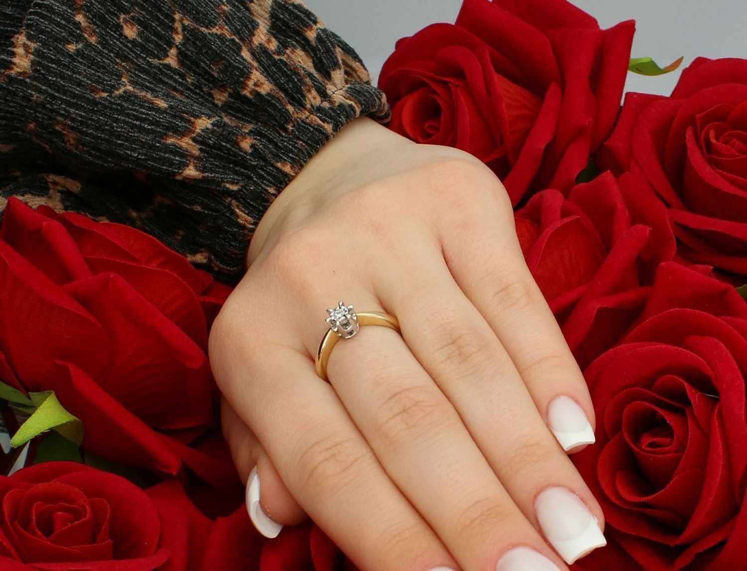 Złoty pierścionek damski 585 z Diamentem.jpg