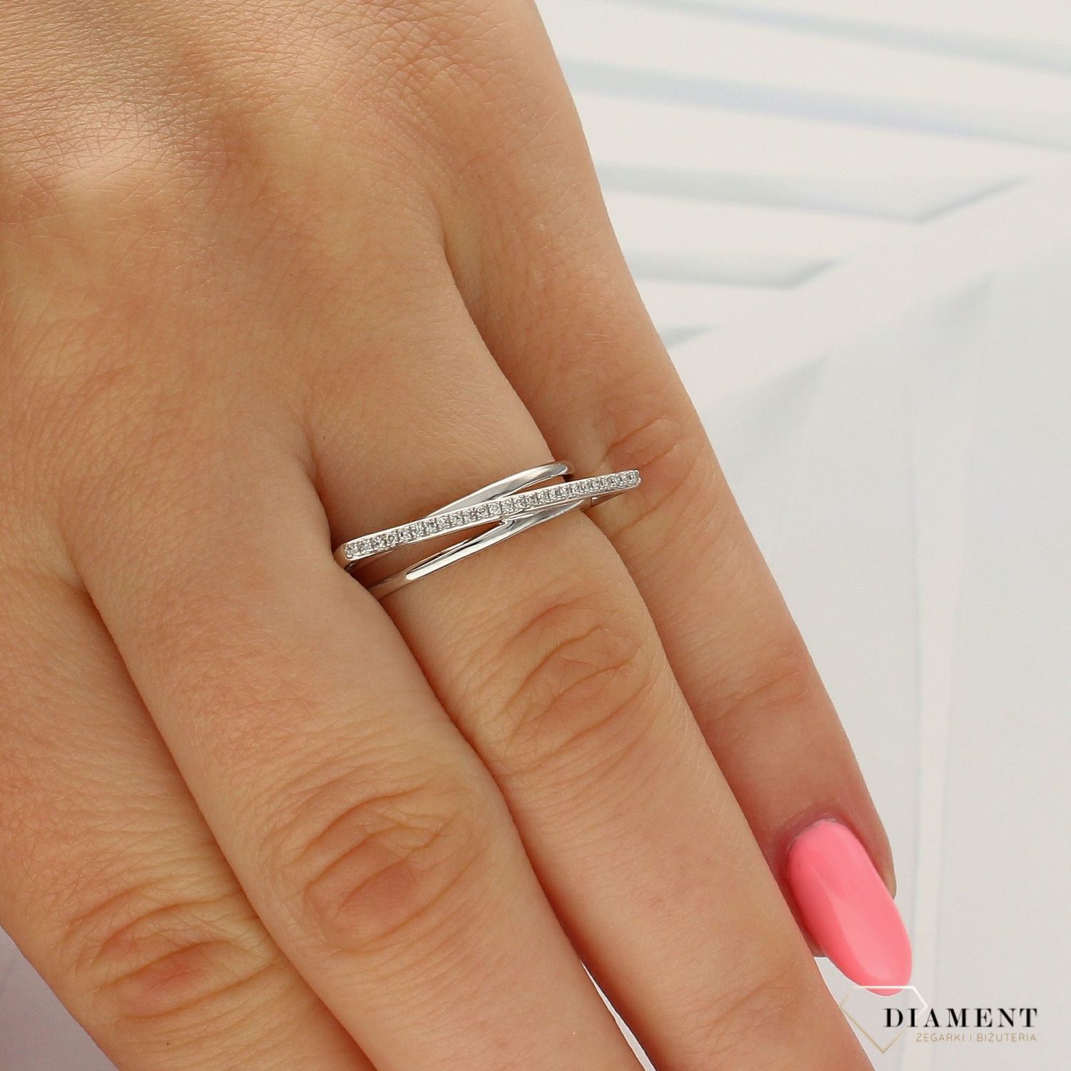 Pierścionek z białego złota DIAMENT 585 nowoczesny, diamenty. Geometryczny, delikatny pierścionek z brylantami w 25 sztukach o  wielkości 0,05 ct, barwie H oraz czystości SI..jpg