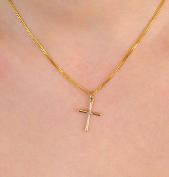 Złota zawieszka 585 krzyżyk z diamentami P34336 Y żółtego złota wysokiej próby 585, z niezwykłą starannością i dbałością o każdy szczegół. Biżuteria wykonana z 14 karatowego złota została ozdobiona 4 Diamentami o łączne (4).JPG