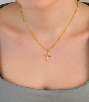 Złota zawieszka 585 krzyżyk z diamentami P34336 Y żółtego złota wysokiej próby 585, z niezwykłą starannością i dbałością o każdy szczegół. Biżuteria wykonana z 14 karatowego złota została ozdobiona 4 Diamentami o łączne.JPG
