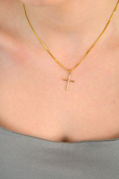Złota zawieszka 585 krzyżyk z diamentami P34336 Y żółtego złota wysokiej próby 585, z niezwykłą starannością i dbałością o każdy szczegół. Biżuteria wykonana z 14 karatowego złota została ozdobiona 4 Diamentami o łącznej  (1).JPG
