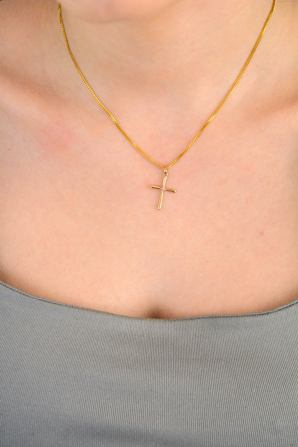 Złota zawieszka 585 krzyżyk z diamentami P34336 Y żółtego złota wysokiej próby 585, z niezwykłą starannością i dbałością o każdy szczegół. Biżuteria wykonana z 14 karatowego złota została 1.jpg