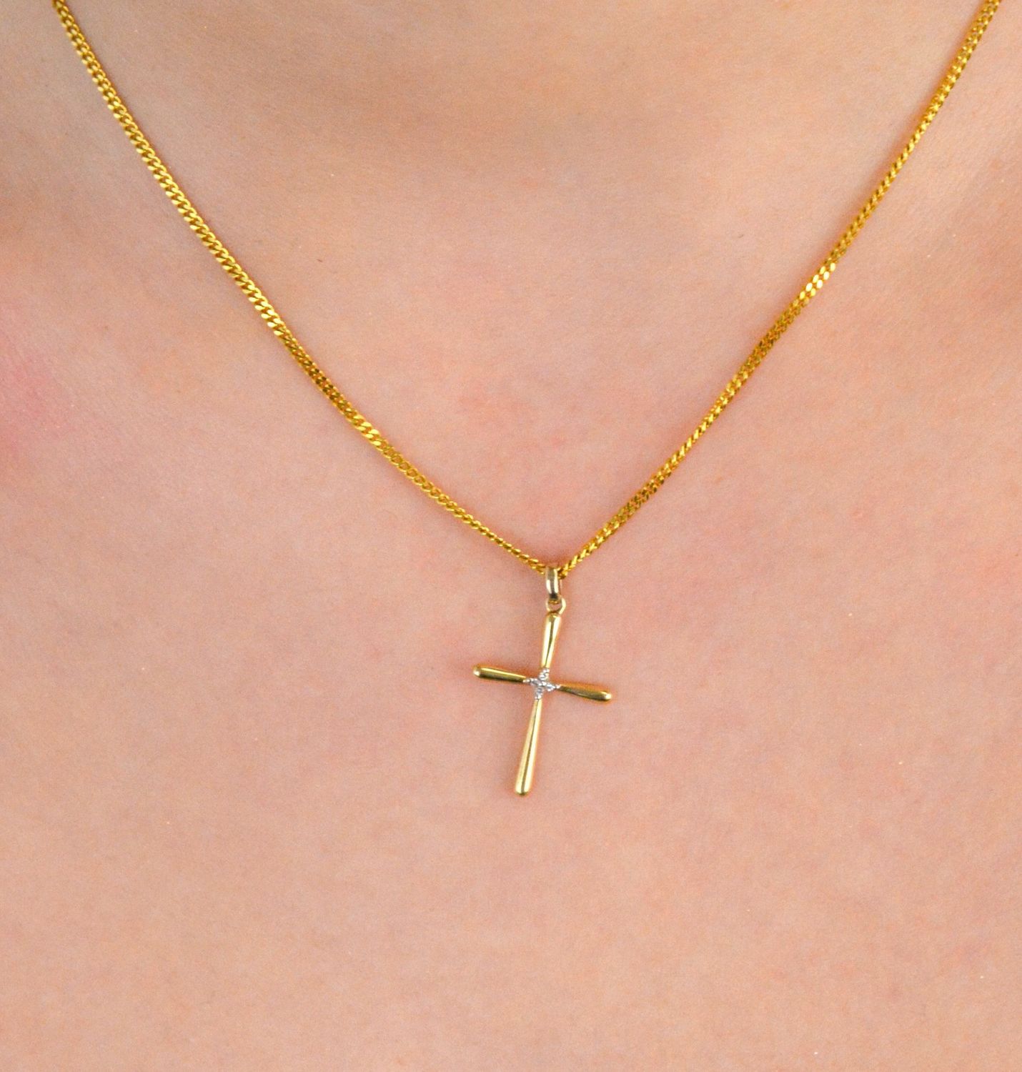 Złota zawieszka 585 krzyżyk z diamentami P34336 Y żółtego złota wysokiej próby 585, z niezwykłą starannością i dbałością o każdy szczegół. Biżuteria wykonana z 14 karatowego złota została 1.jpg