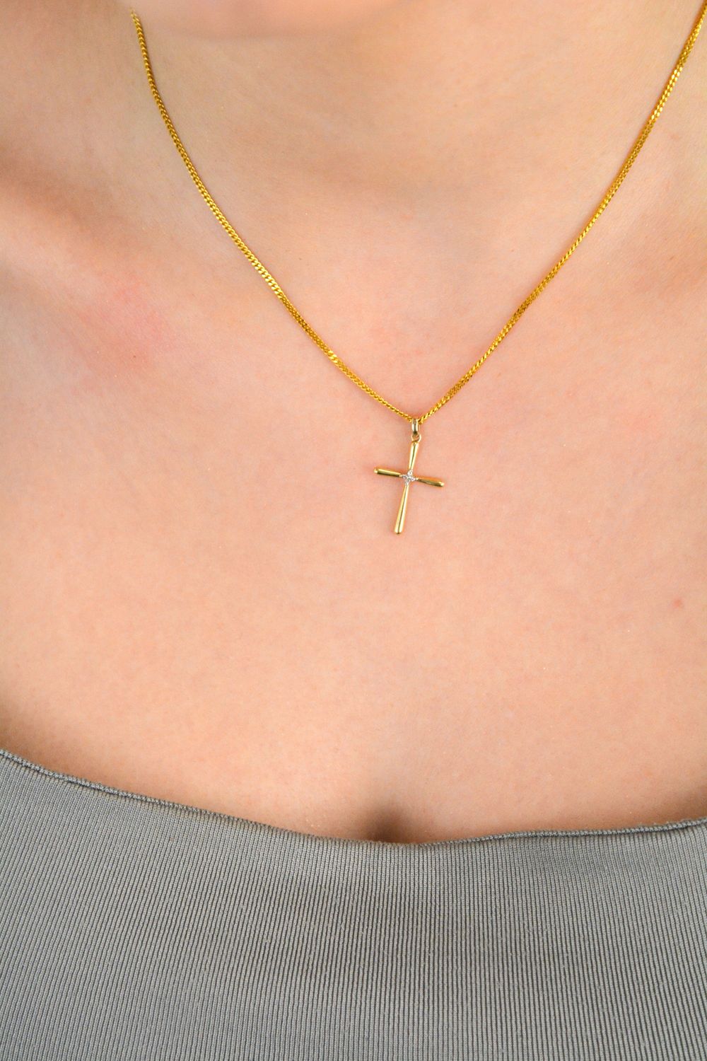 Złota zawieszka 585 krzyżyk z diamentami P34336 Y żółtego złota wysokiej próby 585, z niezwykłą starannością i dbałością o każdy szczegół. Biżuteria wykonana z 14 karatowego złota została 1.jpg