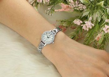 Zegarek damski Timemaster 070-381 z elegancką srebrną bransoletą i cyrkoniami wokół tarczy. Japoński mechanizm, szkło mineralne i możliwość graweru w cenie. Sprawdź ten stylowy model! (2).jpg