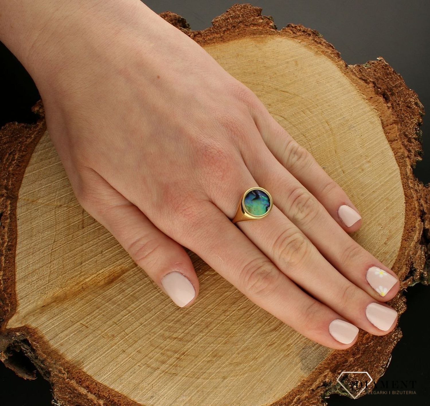 Srebrny pierścionek pokryty złotem z muszlą 0708159700. Efektowny pierścionek z muszlą naturalną wykonany z najwyższej jakości srebra 925 pokryty 24-karatowym złotem. Pierścionek o gładkiej fakturze z kamieniem sprawia, że ozdoba p.jpg