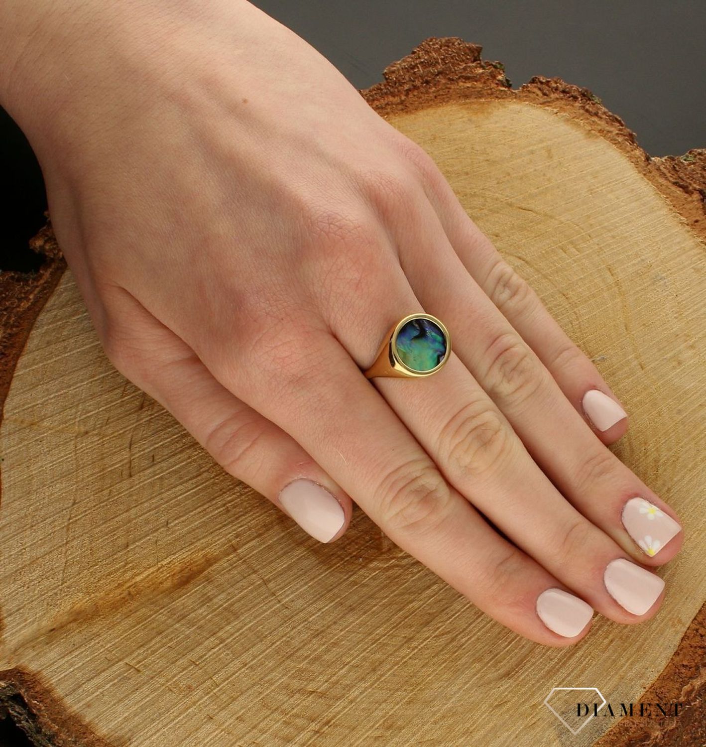 Srebrny pierścionek pokryty złotem z muszlą 0708159700. Efektowny pierścionek z muszlą naturalną wykonany z najwyższej jakości srebra 925 pokryty 24-karatowym złotem. Pierścionek o gładkiej fakturze z kamieniem sprawia, że ozdoba p.jpg