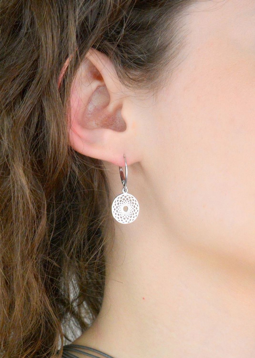 Kolczyki srebrne wiszące blaszki ażurowe pr 925, 0712730990 Srebrne kolczyki zostały wykonane z najwyższej jakości srebra próby 925, ozdobione wiszącymi ażurowymi blaszkami. Idealny prezent dla każdej kobiety.111.jpg