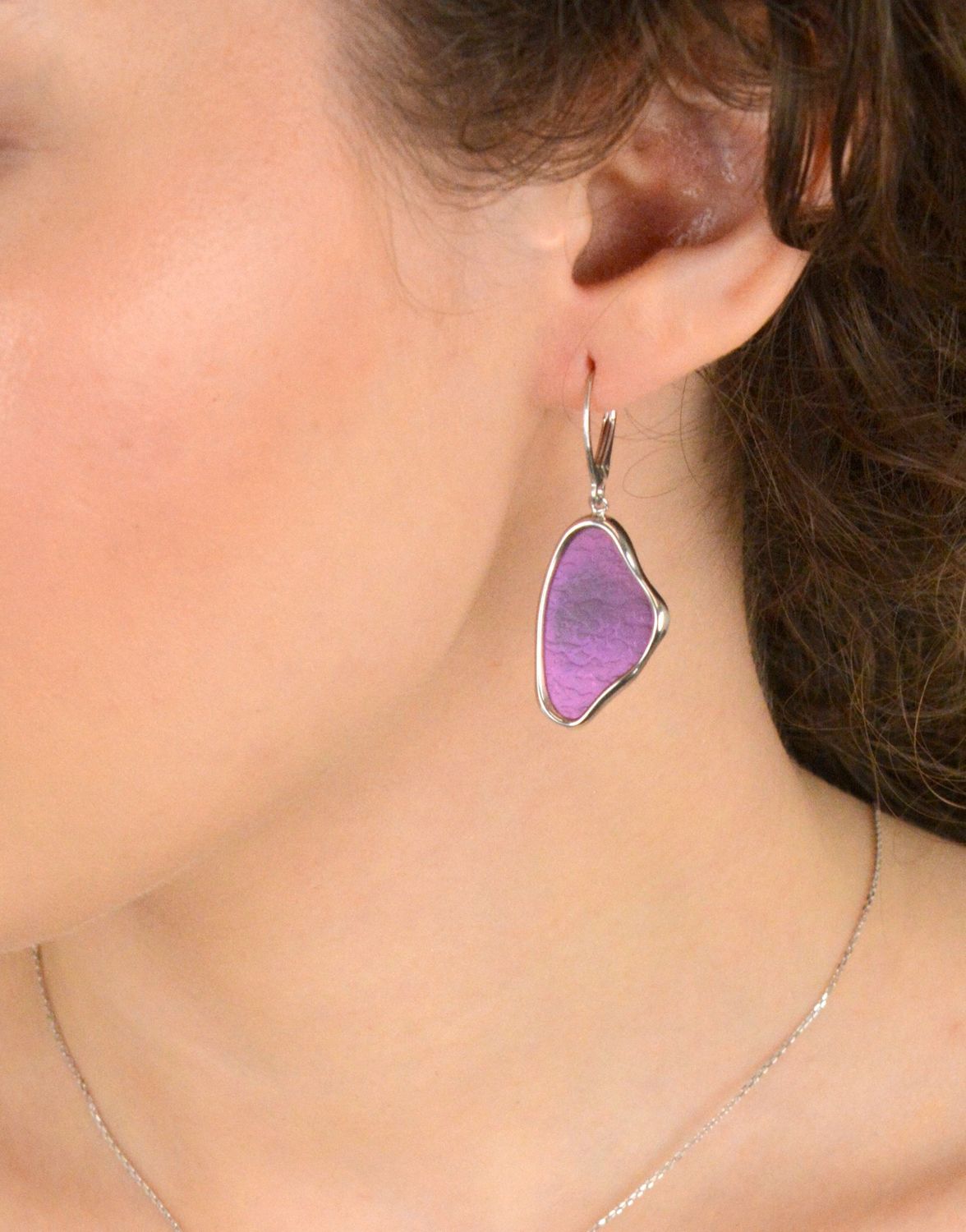 Kolczyki damskie wiszące tytan fioletowy próba 925, 0712767598 Elegancka, subtelna i nowoczesna – zawieszka w kształcie geometrycznym, wykonana z fioletowego tytanu, dodaje temu naszyjnikowi 1.jpg