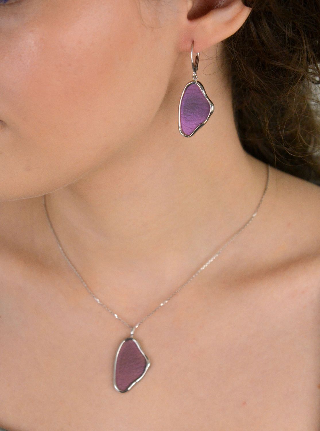 Kolczyki damskie wiszące tytan fioletowy próba 925, 0712767598 Elegancka, subtelna i nowoczesna – zawieszka w kształcie geometrycznym, wykonana z fioletowego tytanu, dodaje temu naszyjnikowi 1.jpg