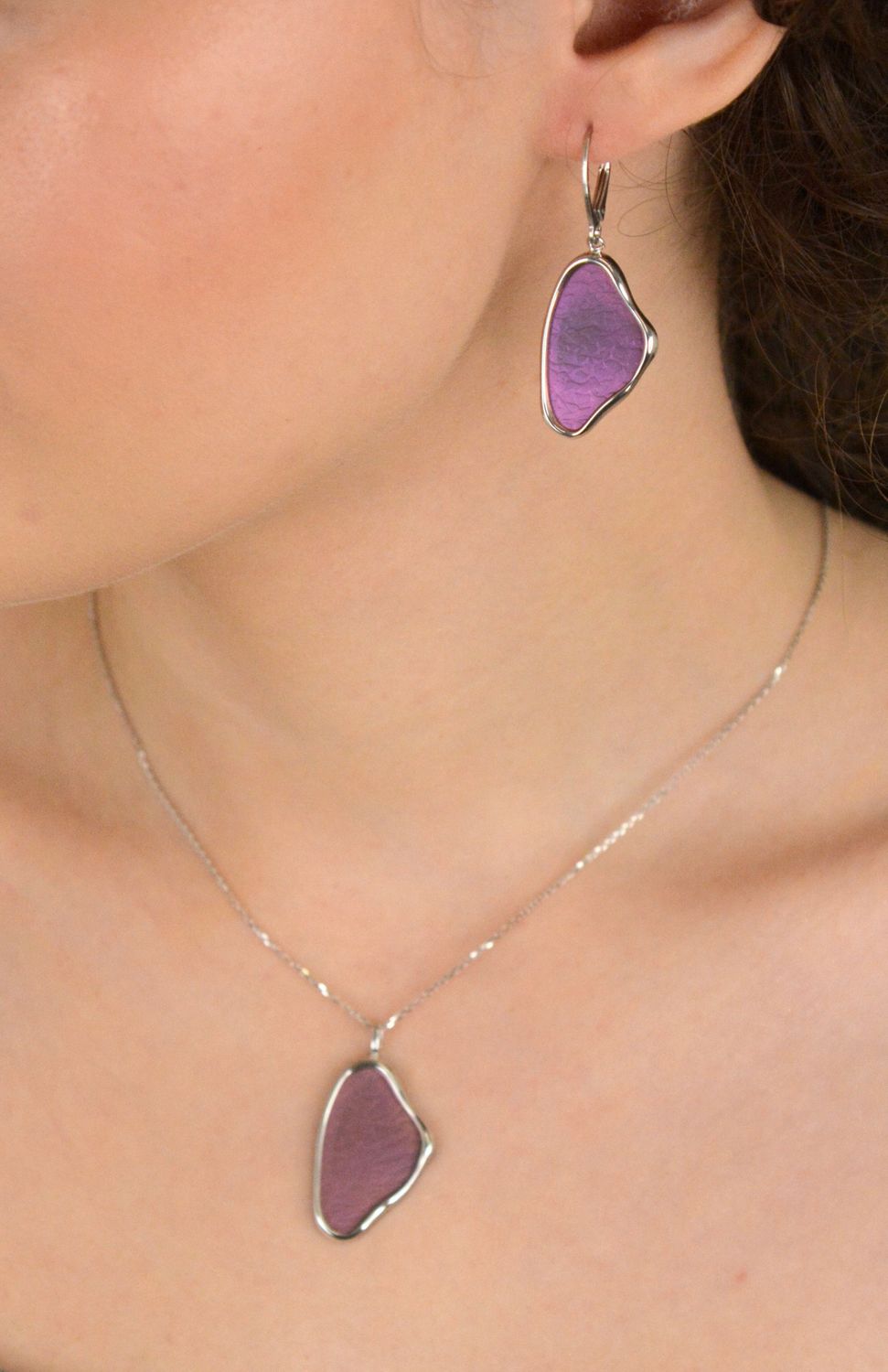 Kolczyki damskie wiszące tytan fioletowy próba 925, 0712767598 Elegancka, subtelna i nowoczesna – zawieszka w kształcie geometrycznym, wykonana z fioletowego tytanu, dodaje temu naszyjnikowi 1.jpg