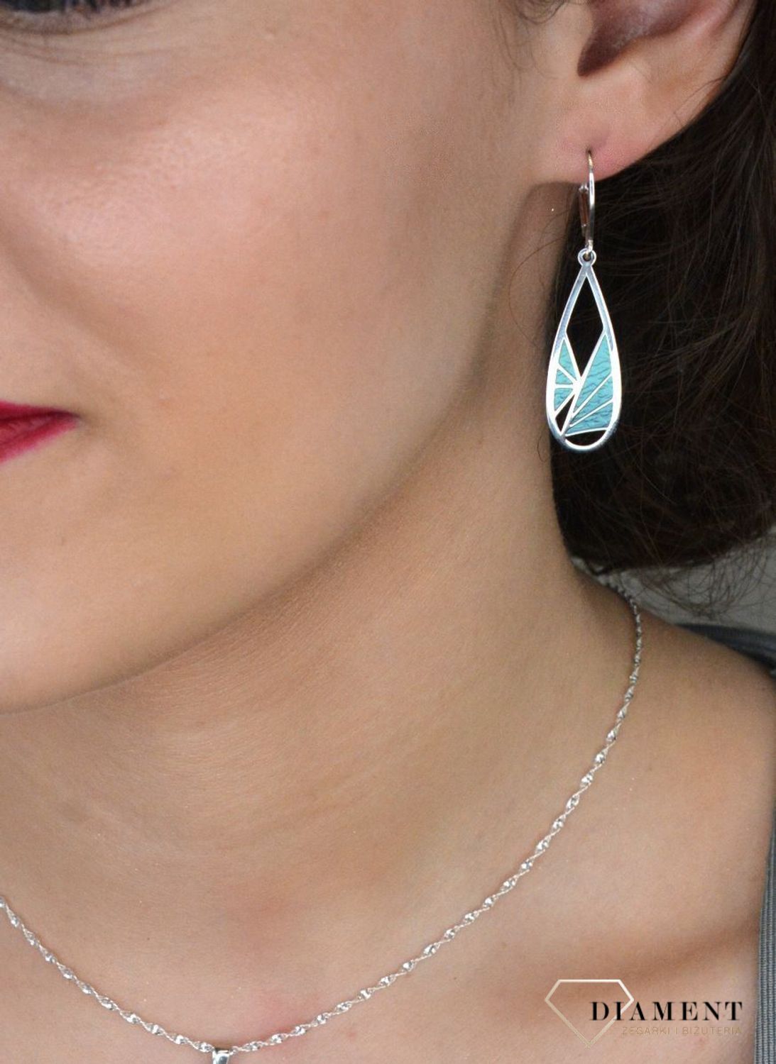 Kolczyki srebrne ozdobione tytanem pr 925, 0712769496 Srebrne kolczyki zostały wykonane z najwyższej jakości srebra próby 925, ozdobione niebieskim tytanem. 1.jpg