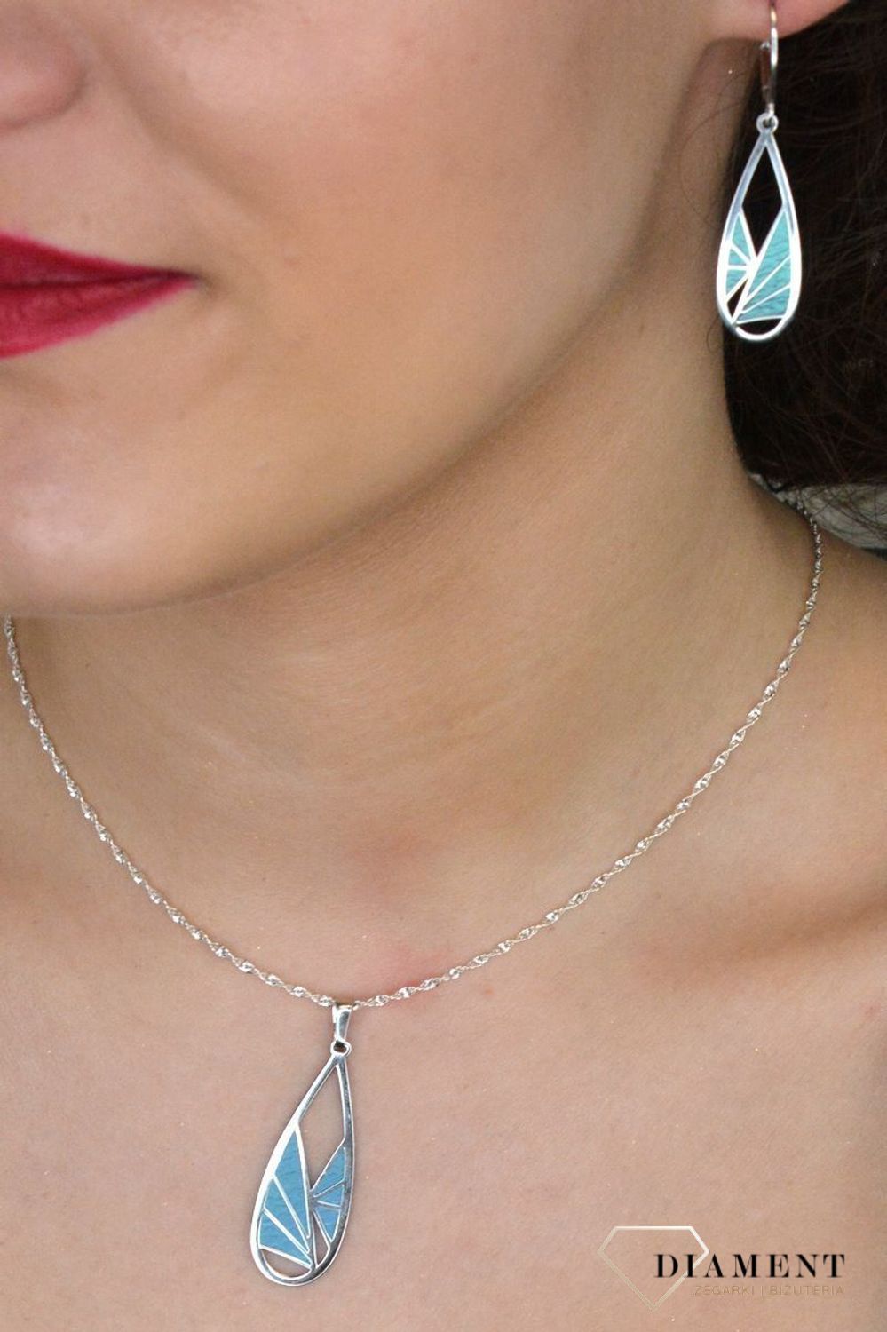 Kolczyki srebrne ozdobione tytanem pr 925, 0712769496 Srebrne kolczyki zostały wykonane z najwyższej jakości srebra próby 925, ozdobione niebieskim tytanem. 1.jpg