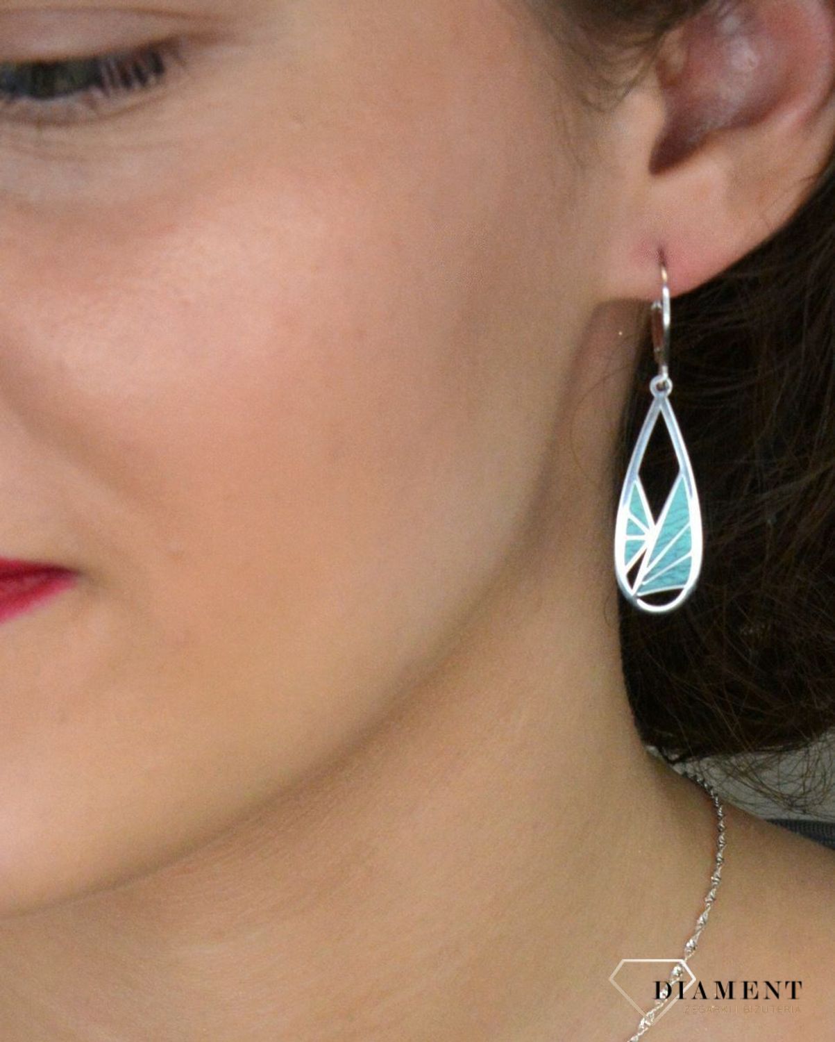 Kolczyki srebrne ozdobione tytanem pr 925, 0712769496 Srebrne kolczyki zostały wykonane z najwyższej jakości srebra próby 925, ozdobione niebieskim tytanem. 1.jpg