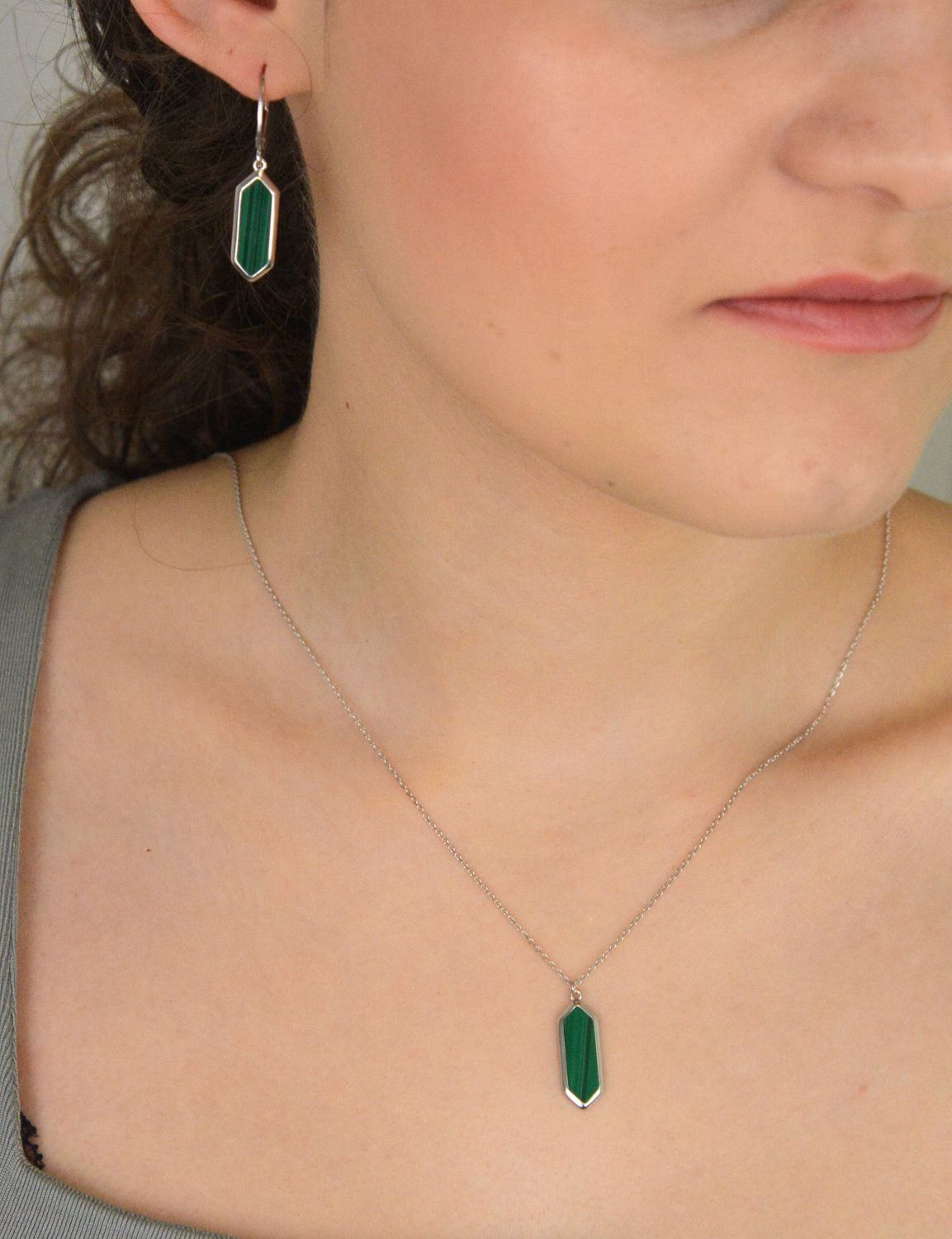 Kolczyki damskie wiszące zdobione malachitem próba 925, 0712771997 Zachwycające kolczyki damskie wiszące wykonane z wysokiej jakości srebra próby 925, to połączenie naturalnego 1.jpg