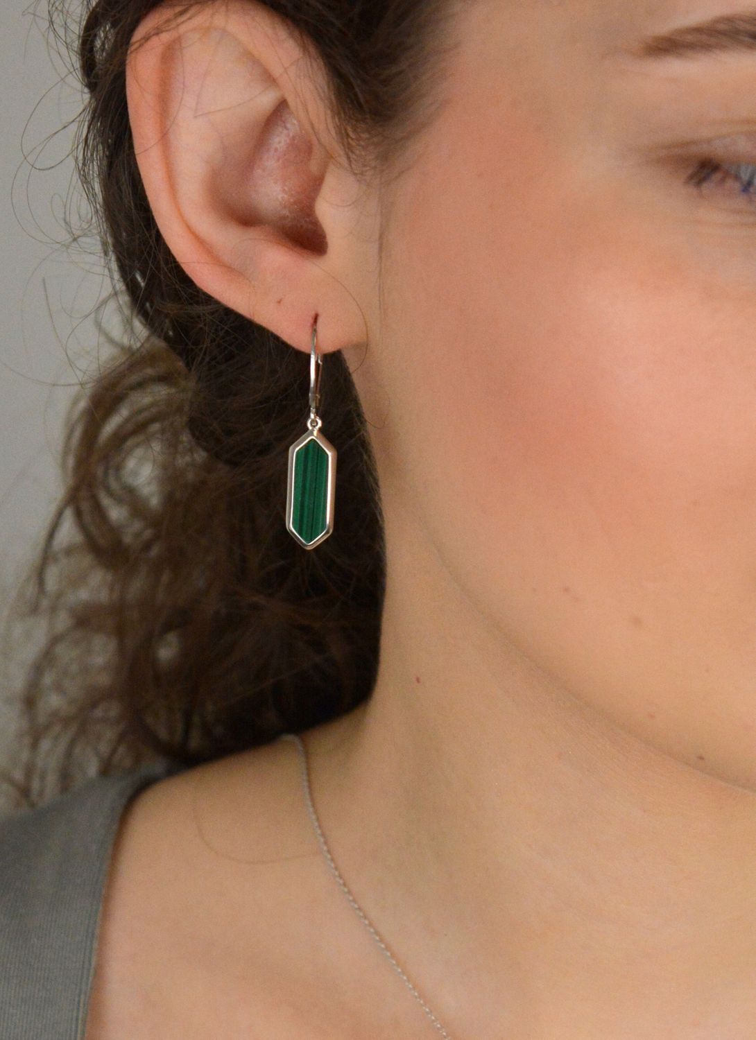Kolczyki damskie wiszące zdobione malachitem próba 925, 0712771997 Zachwycające kolczyki damskie wiszące wykonane z wysokiej jakości srebra próby 925, to połączenie naturalnego 1.jpg