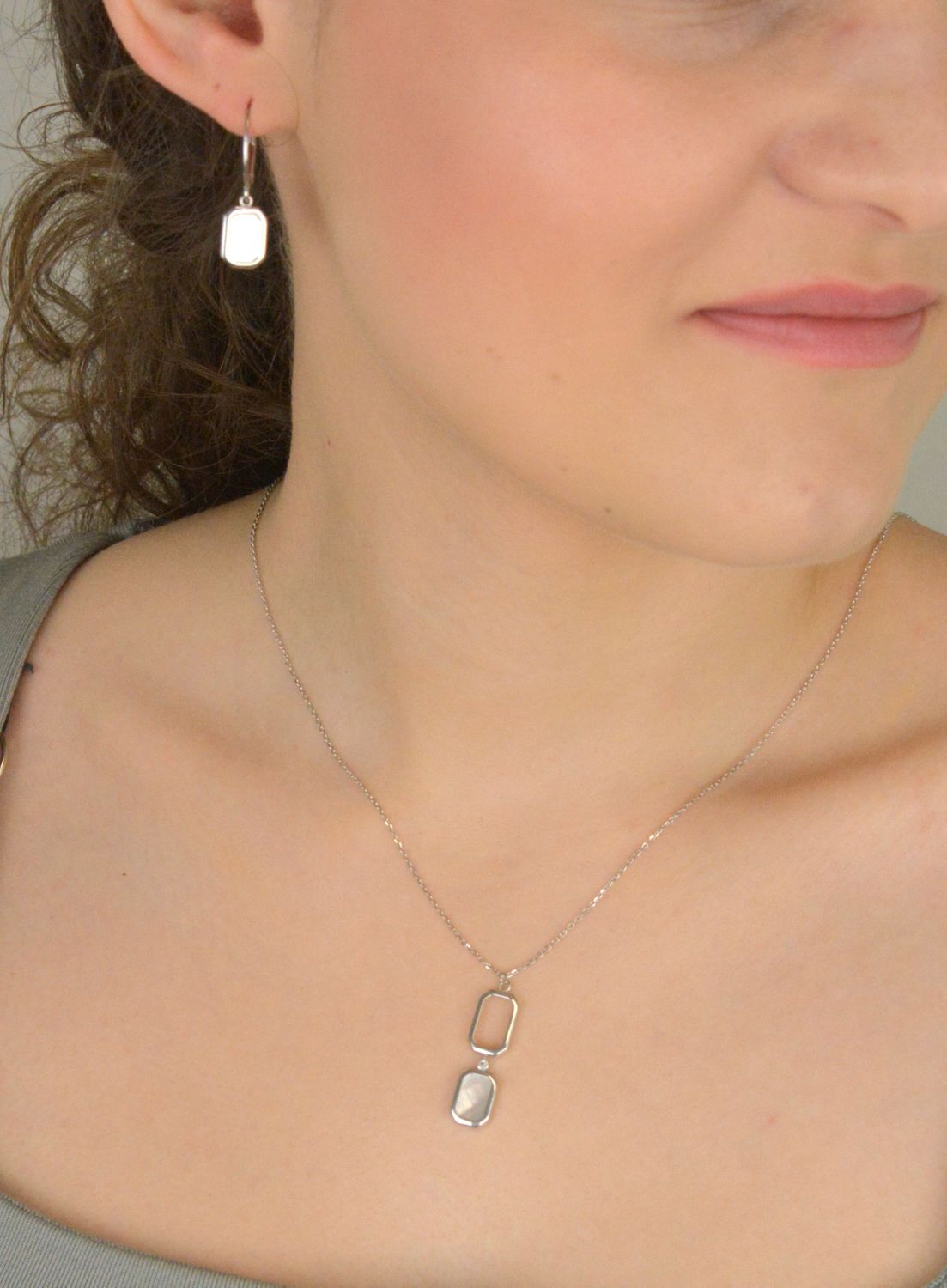 Kolczyki damskie wiszące z masa perłową srebro próby 925, 0712775191 Elegancka subtelność i naturalne piękno – kolczyki wiszące z masą perłową wykonane ze srebra próby 925. 1.jpg