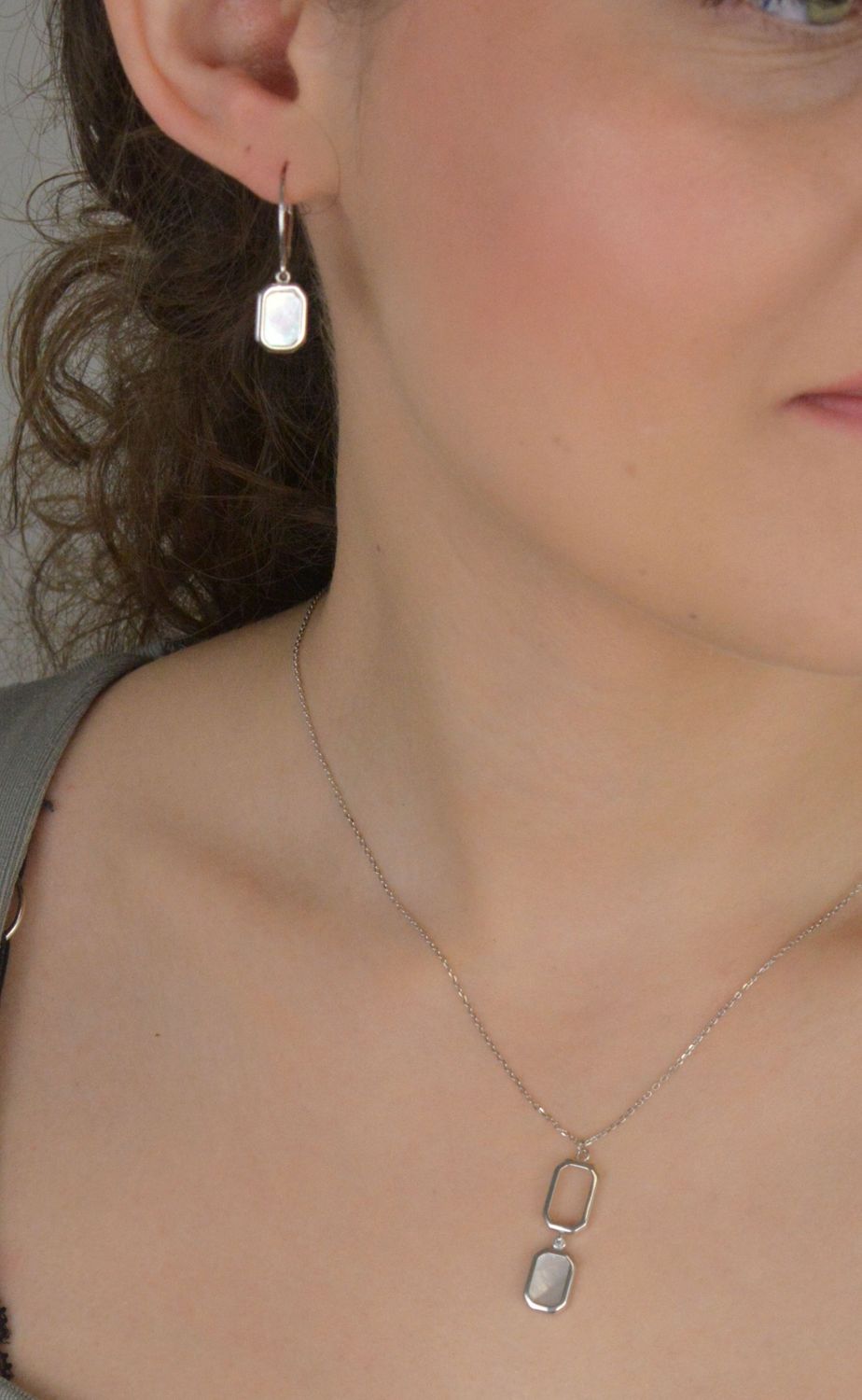 Kolczyki damskie wiszące z masa perłową srebro próby 925, 0712775191 Elegancka subtelność i naturalne piękno – kolczyki wiszące z masą perłową wykonane ze srebra próby 925. 1.jpg