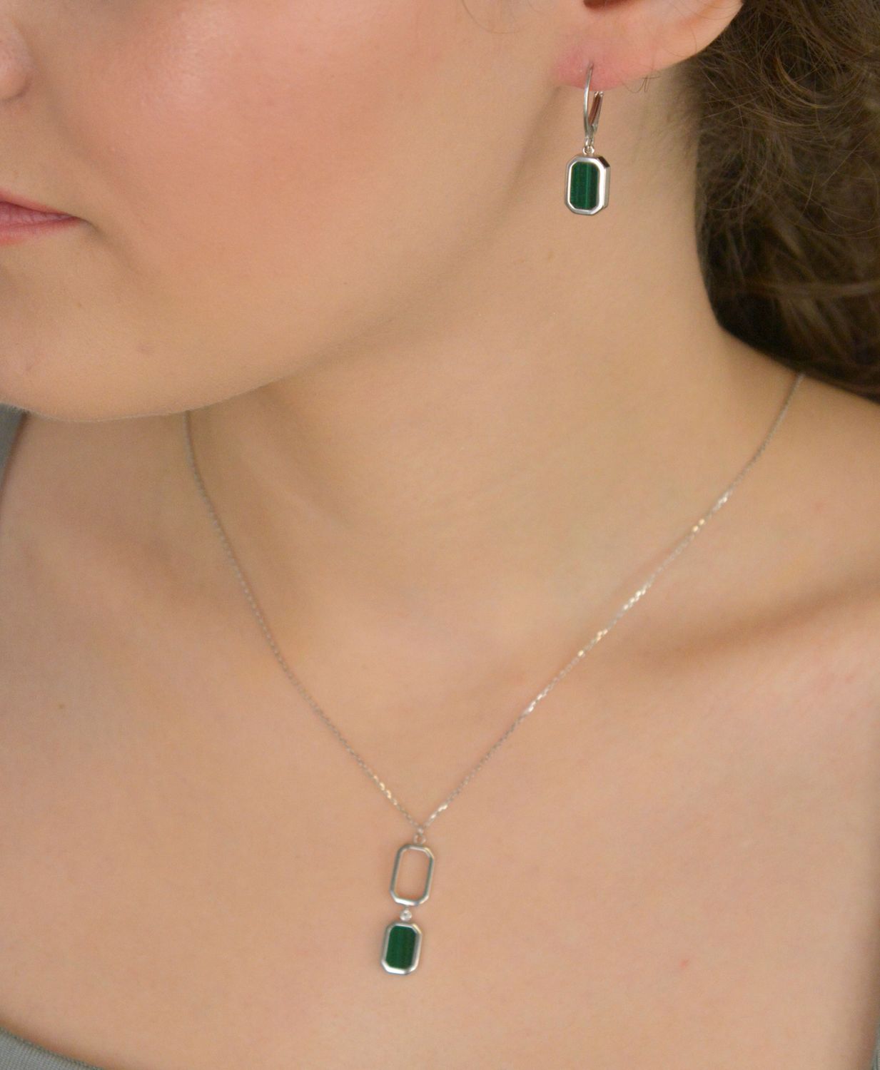 Kolczyki damskie wiszące prostokątne z malachitem próba 925, 0712775197 Te eleganckie kolczyki damskie wykonane ze srebra próby 925 to wyrafinowane połączenie klasycznego stylu 1.jpg