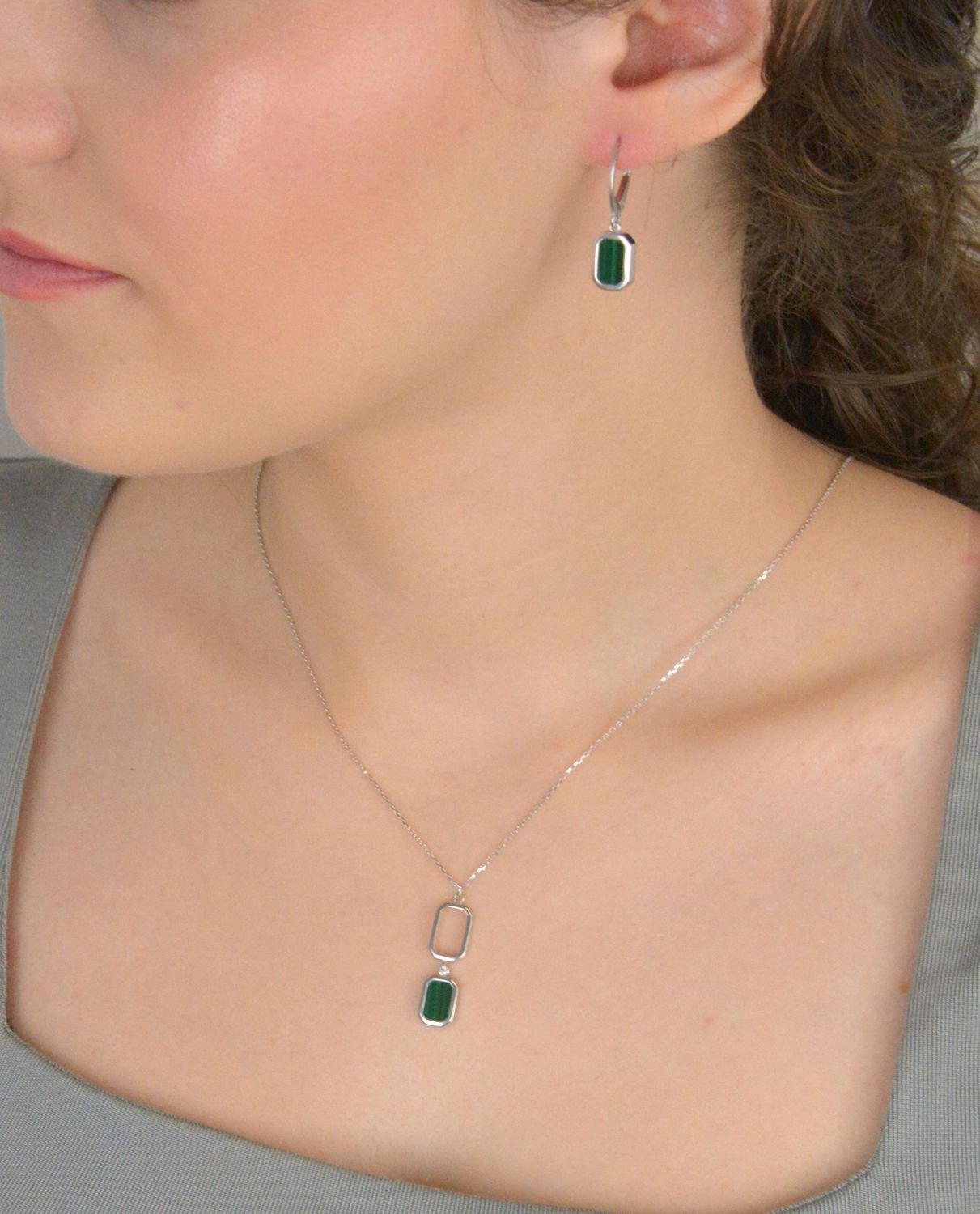 Kolczyki damskie wiszące prostokątne z malachitem próba 925, 0712775197 Te eleganckie kolczyki damskie wykonane ze srebra próby 925 to wyrafinowane połączenie klasycznego stylu 1.jpg