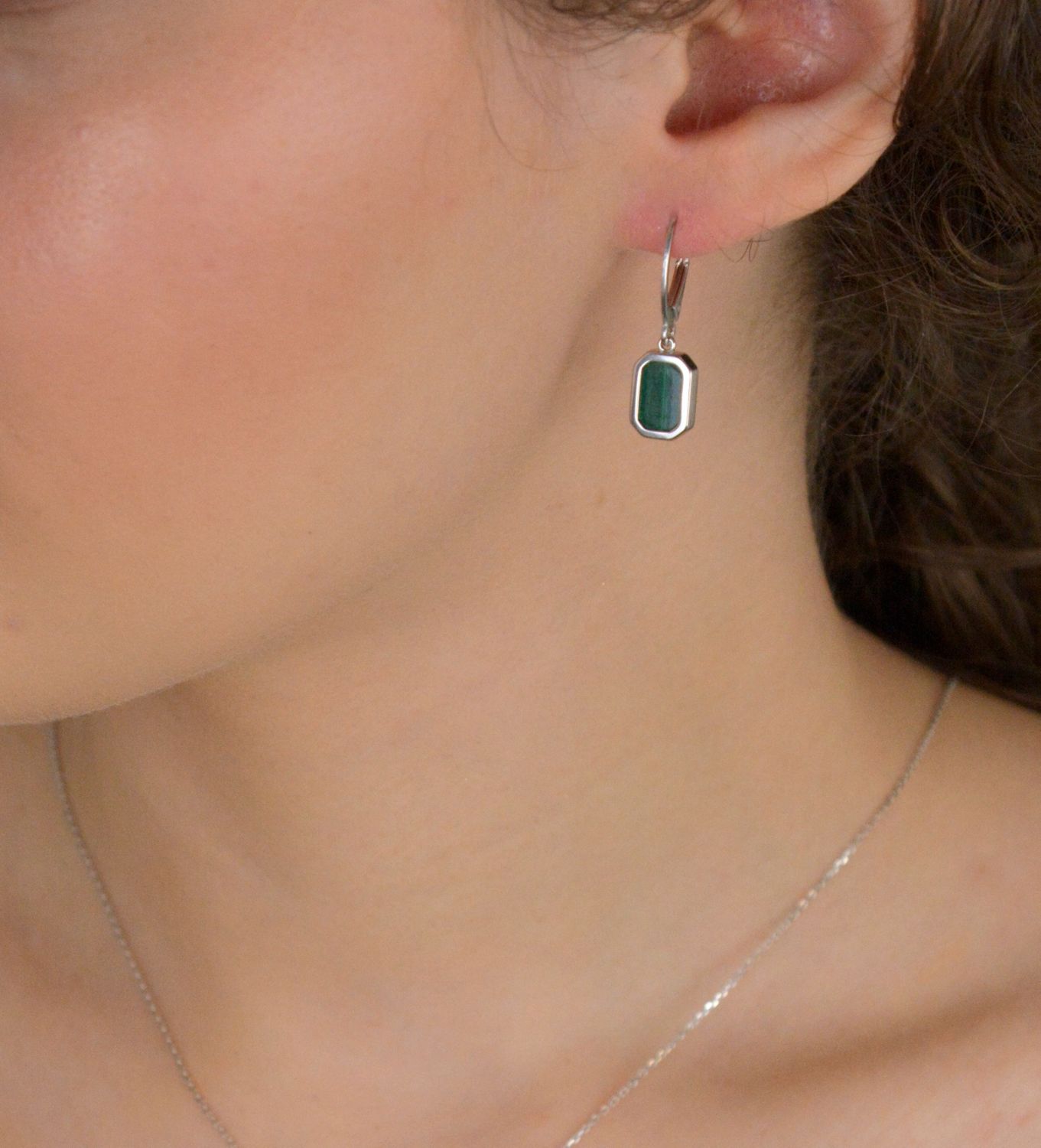 Kolczyki damskie wiszące prostokątne z malachitem próba 925, 0712775197 Te eleganckie kolczyki damskie wykonane ze srebra próby 925 to wyrafinowane połączenie klasycznego stylu 1.jpg