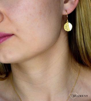 Srebrne kolczyki pozłacane wiszące z efektem pogniecionej blaszki 0712854090. Kolczyki z zapięciem angielskim. Bardzo wygodne i klasyczne zapięcie. Kolczyki modfd+sety. Kolczyki wi (3).JPG